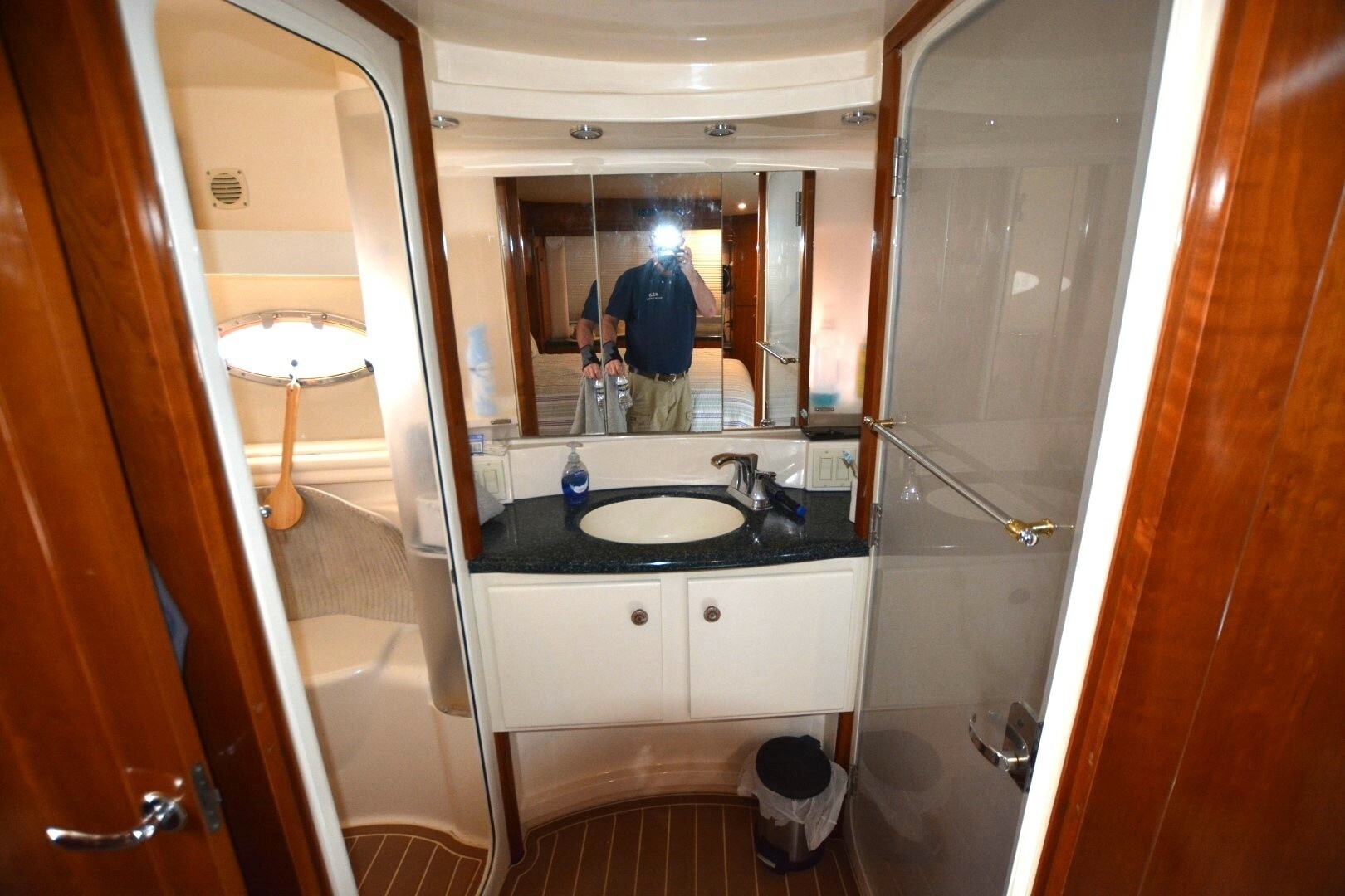 2000 Carver 504 Cockpit Motoryacht - Image 18