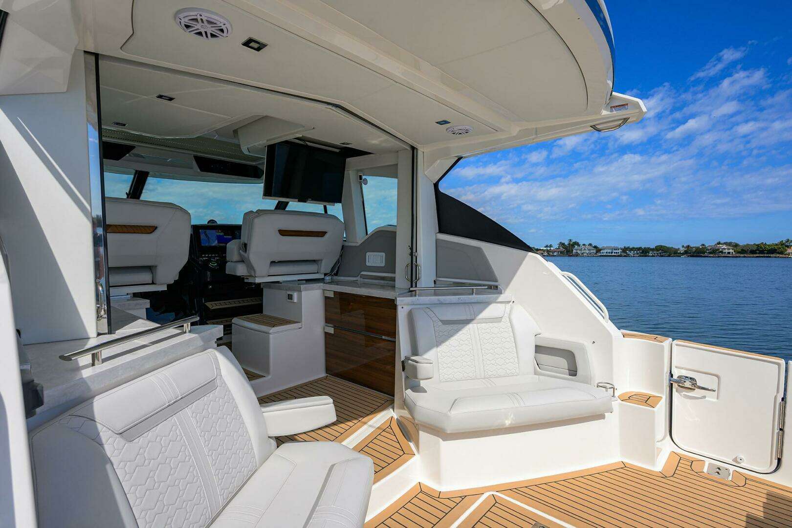 2022 Tiara Yachts 43 LE - Image 34