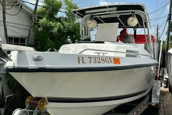 1989 Mako 25 Cuddy