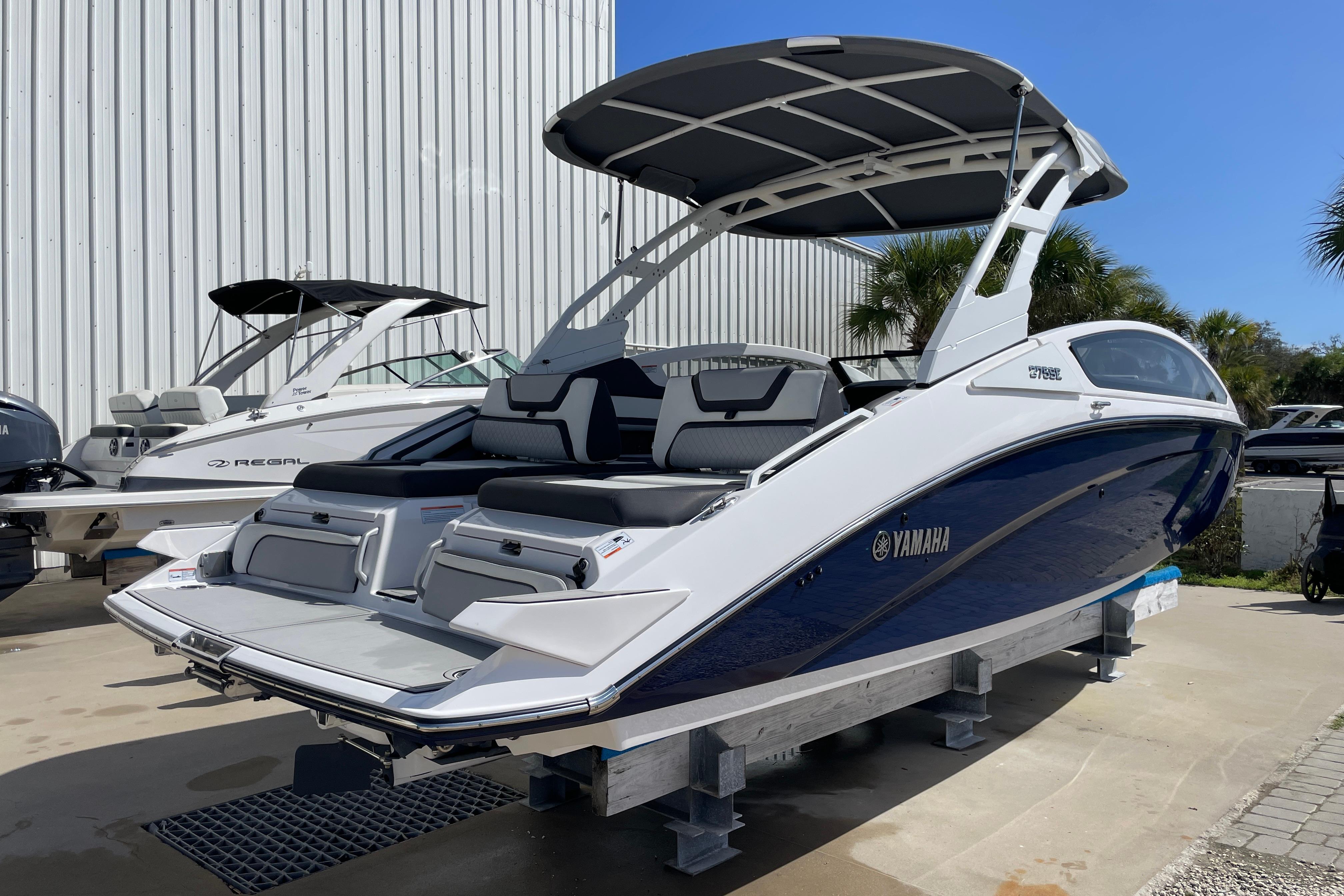 2021 Yamaha Boats 275SE on display, featuring sleek design and modern amenities.