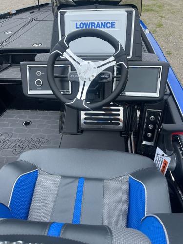 2025 Ranger Z520R boat cockpit with Lowrance electronics and modern steering wheel.