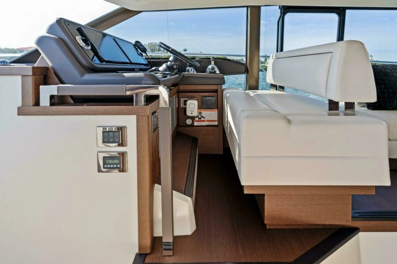 2020 Prestige 520 Flybridge - Image 17