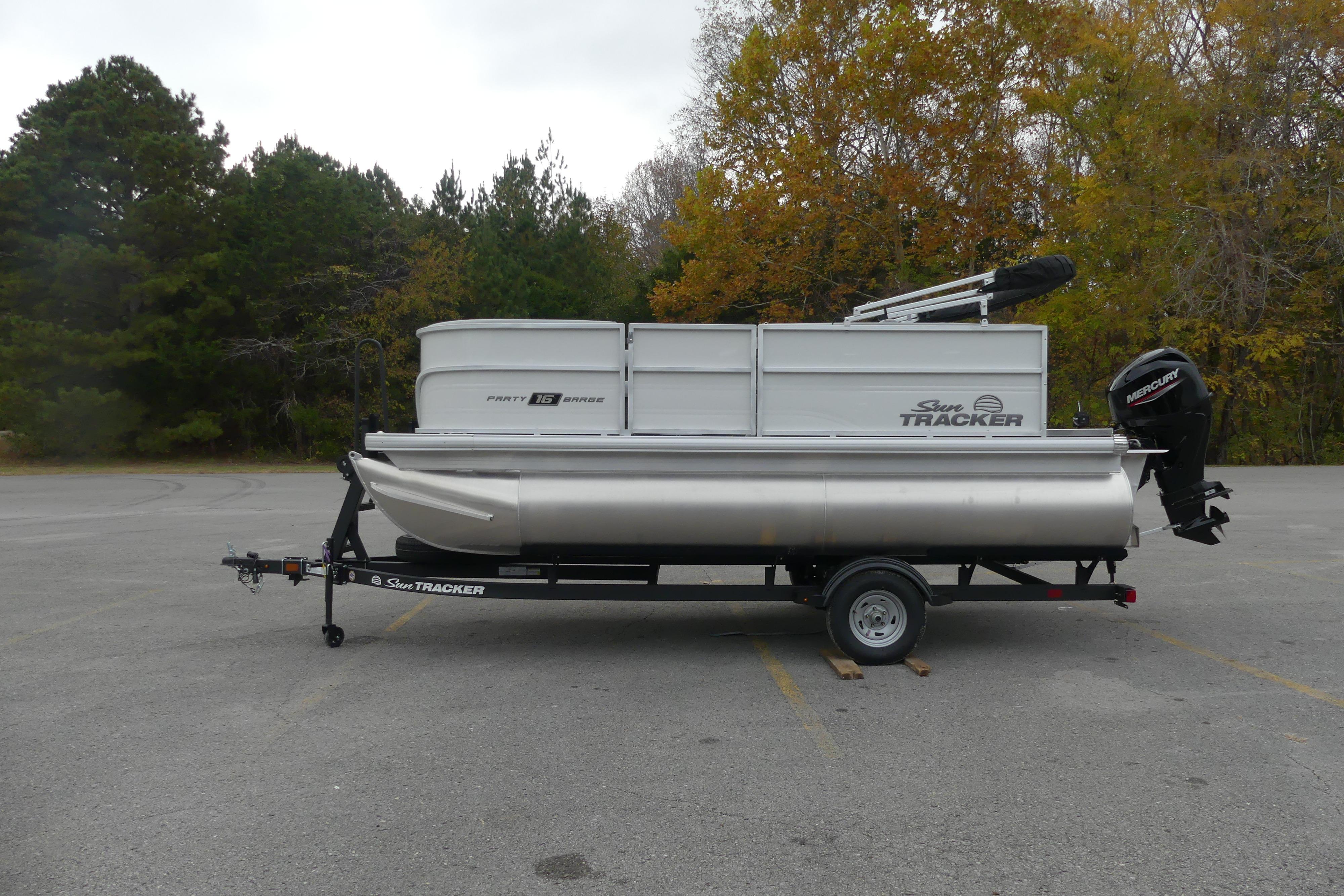 2026 Sun Tracker Party Barge 16 DLX