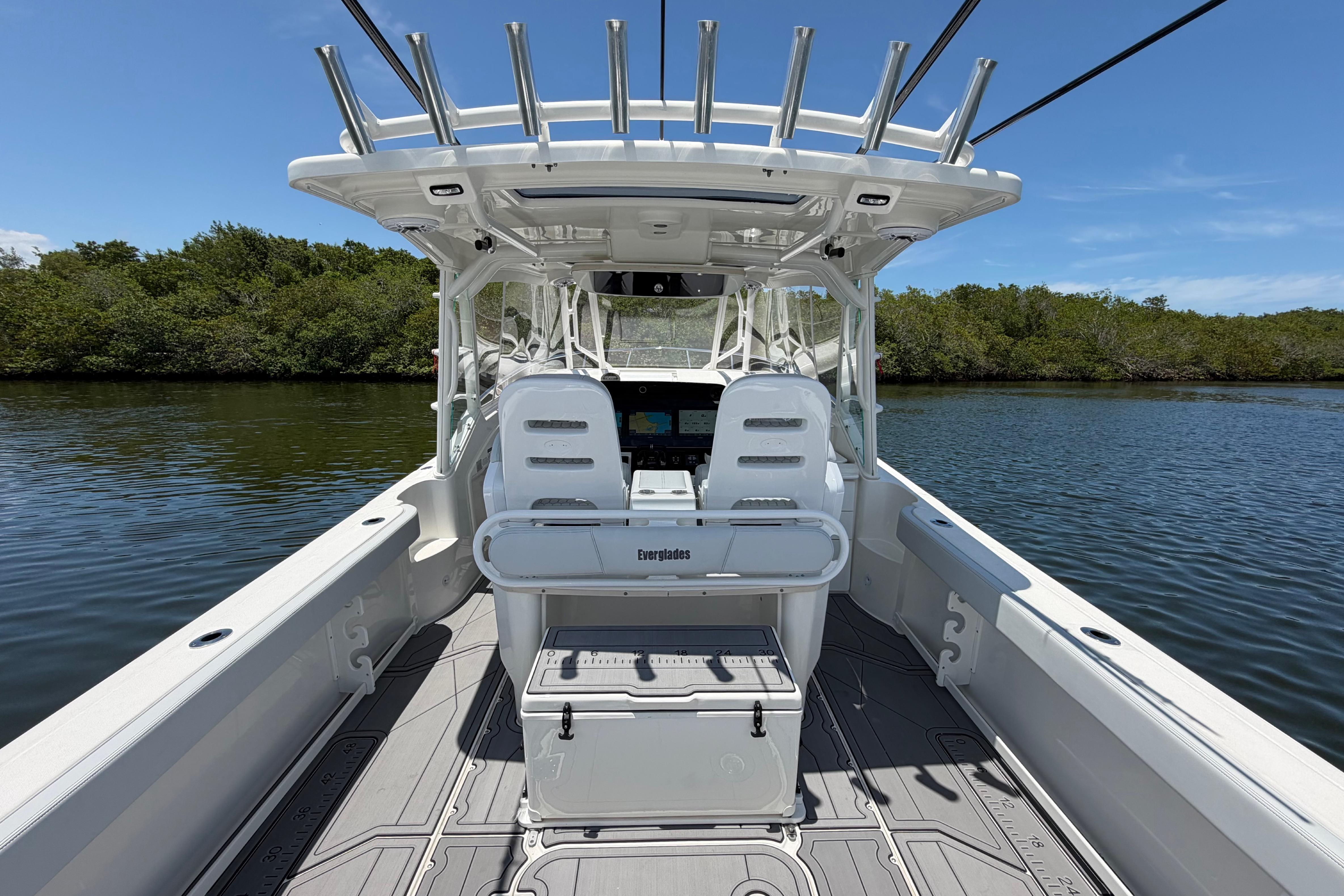 2009 Everglades 350LX boat interior with seating and console on calm water.