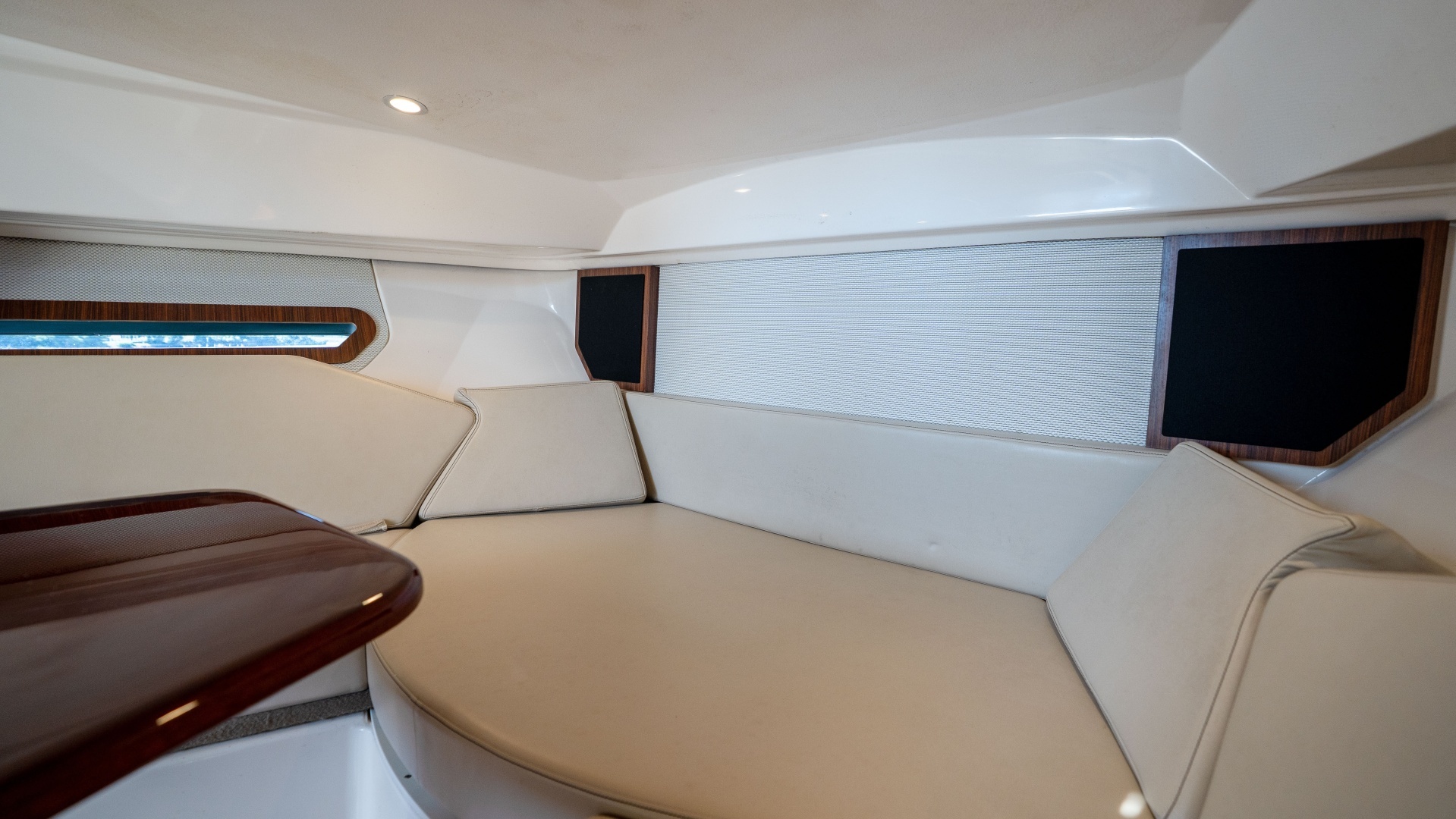 2018 Pursuit 325 OS - Image 35