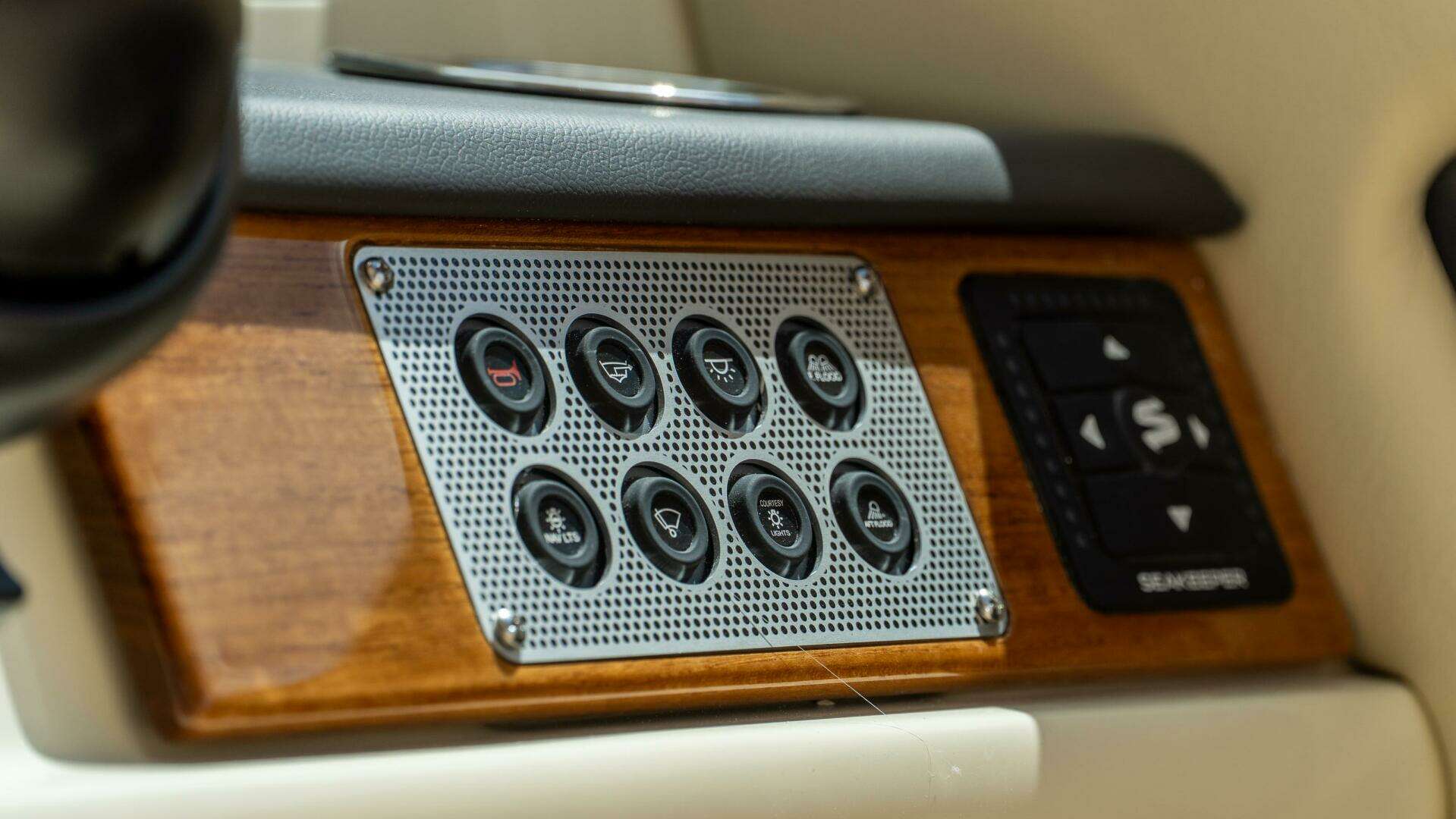 2025 Chris-Craft Calypso - Image 40