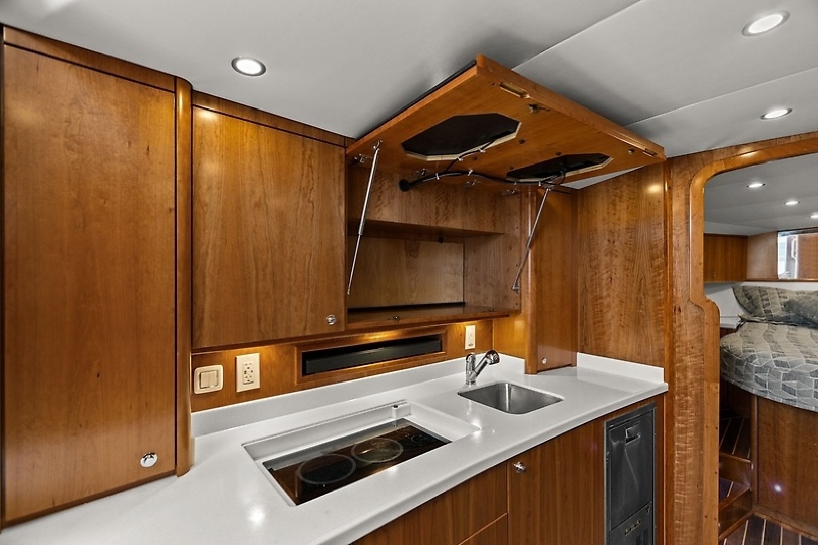 2024 Albemarle 41 Express - Image 40