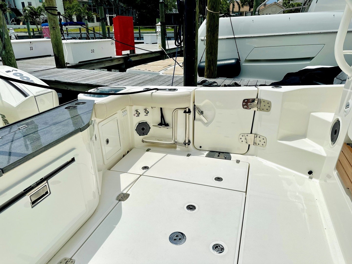 2023 Boston Whaler 405 Conquest - Image 9