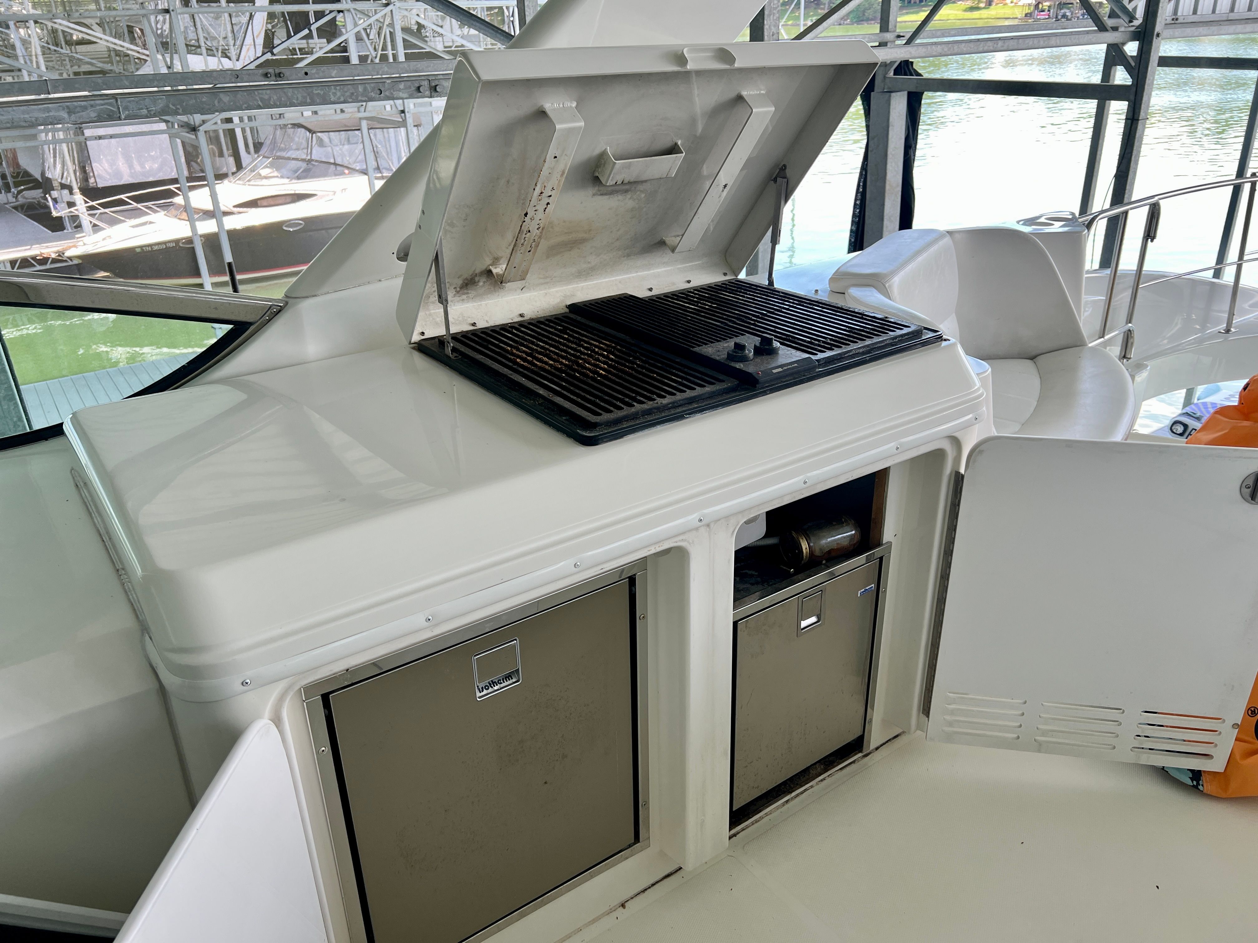 Carver 560 Voyager Sky 2005 with grill and refrigerator.