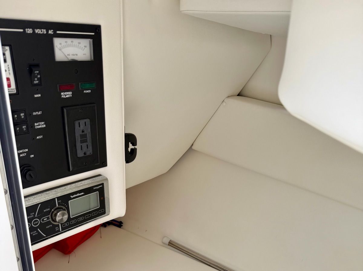 2015 Sea Ray 300 Sundeck - 12