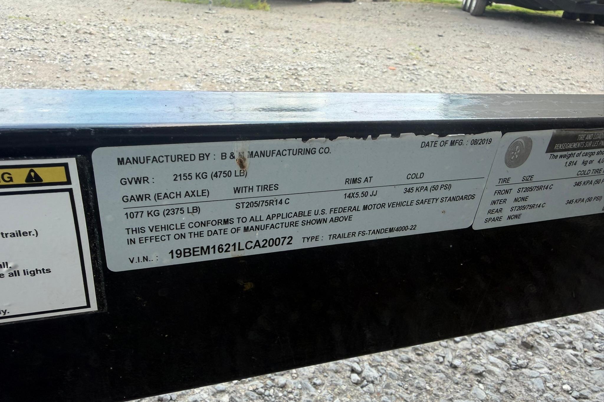 Label on Bennington SX 22 SFX 2020 trailer, showing specifications and manufacturing details.