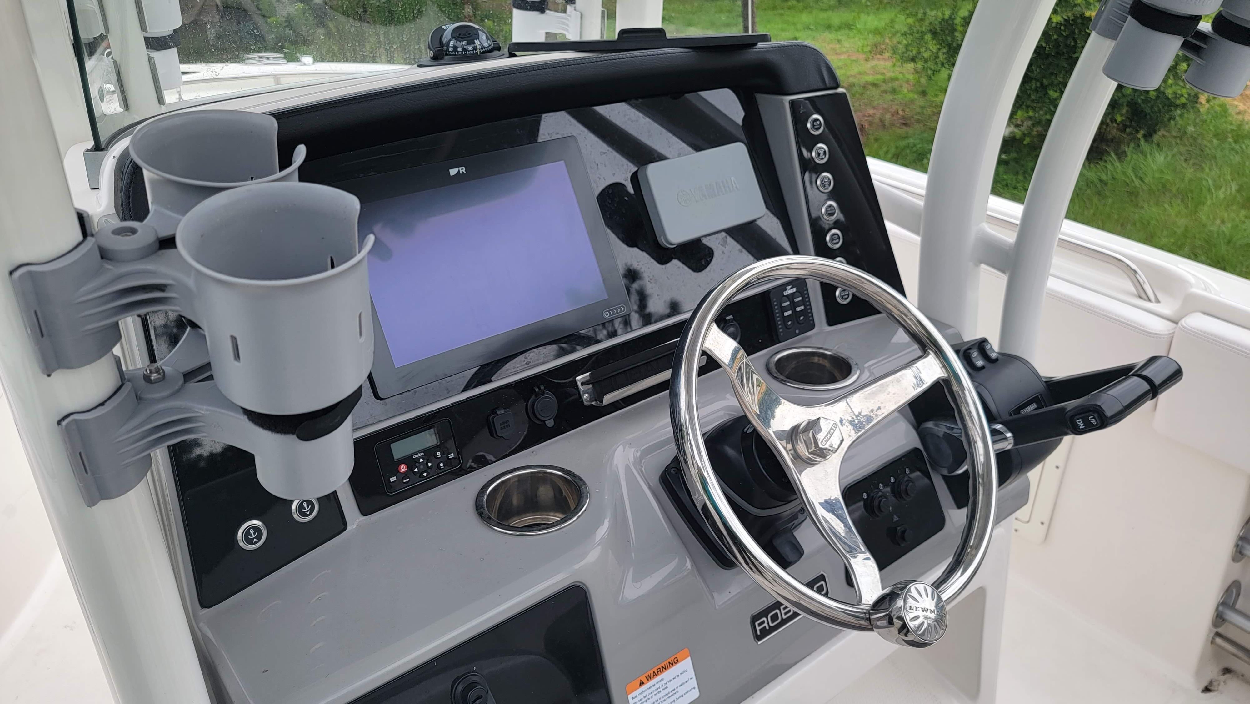 2021 Robalo R242 Center Console - 11