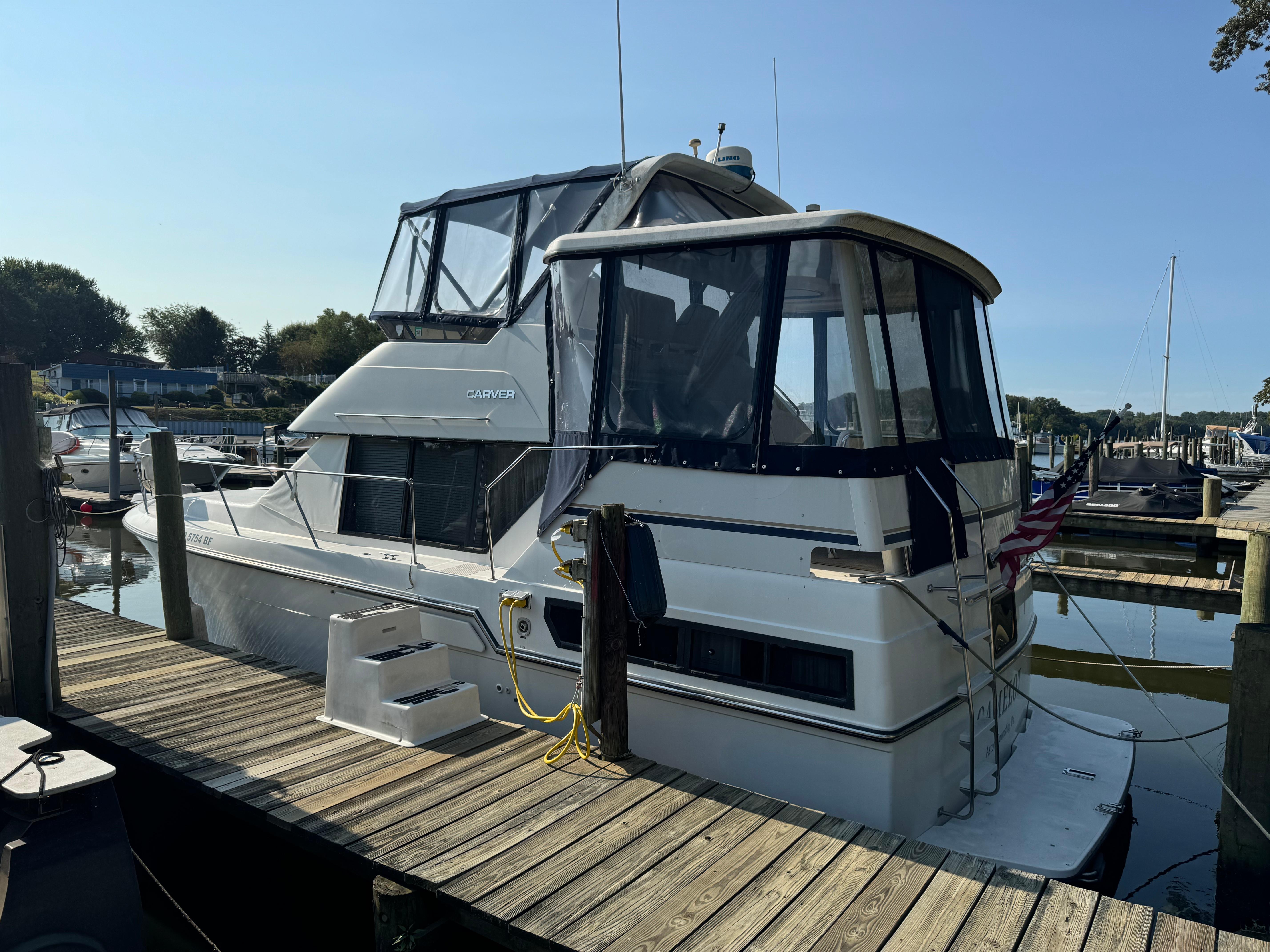 1991 Carver 33 Aft Cabin Motor Yacht