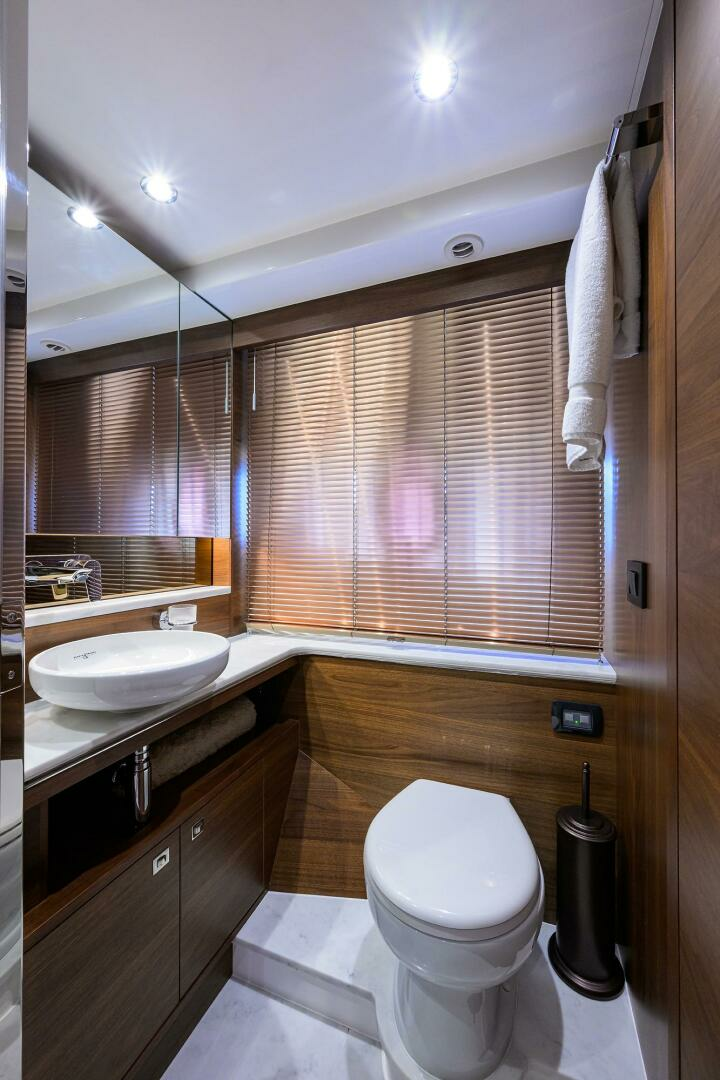 2021 Princess F70 - Image 54