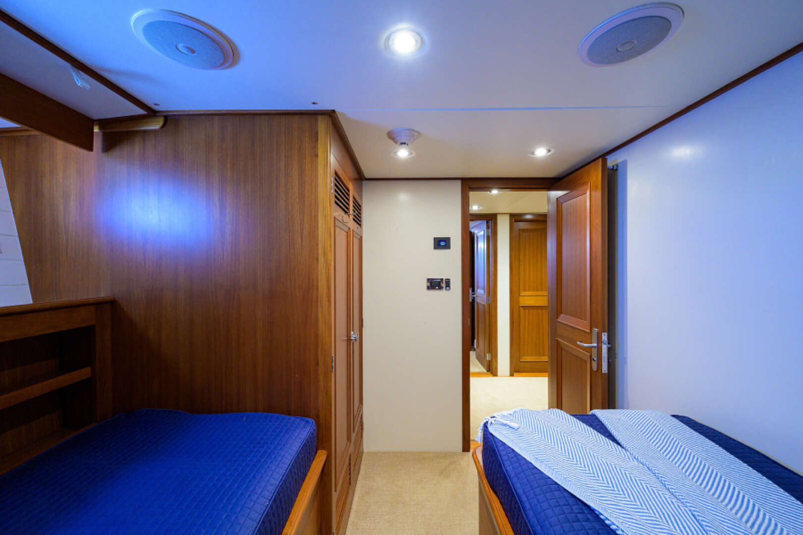 2003 New England Boatworks Enclosed Raised Pilothouse - Image 32