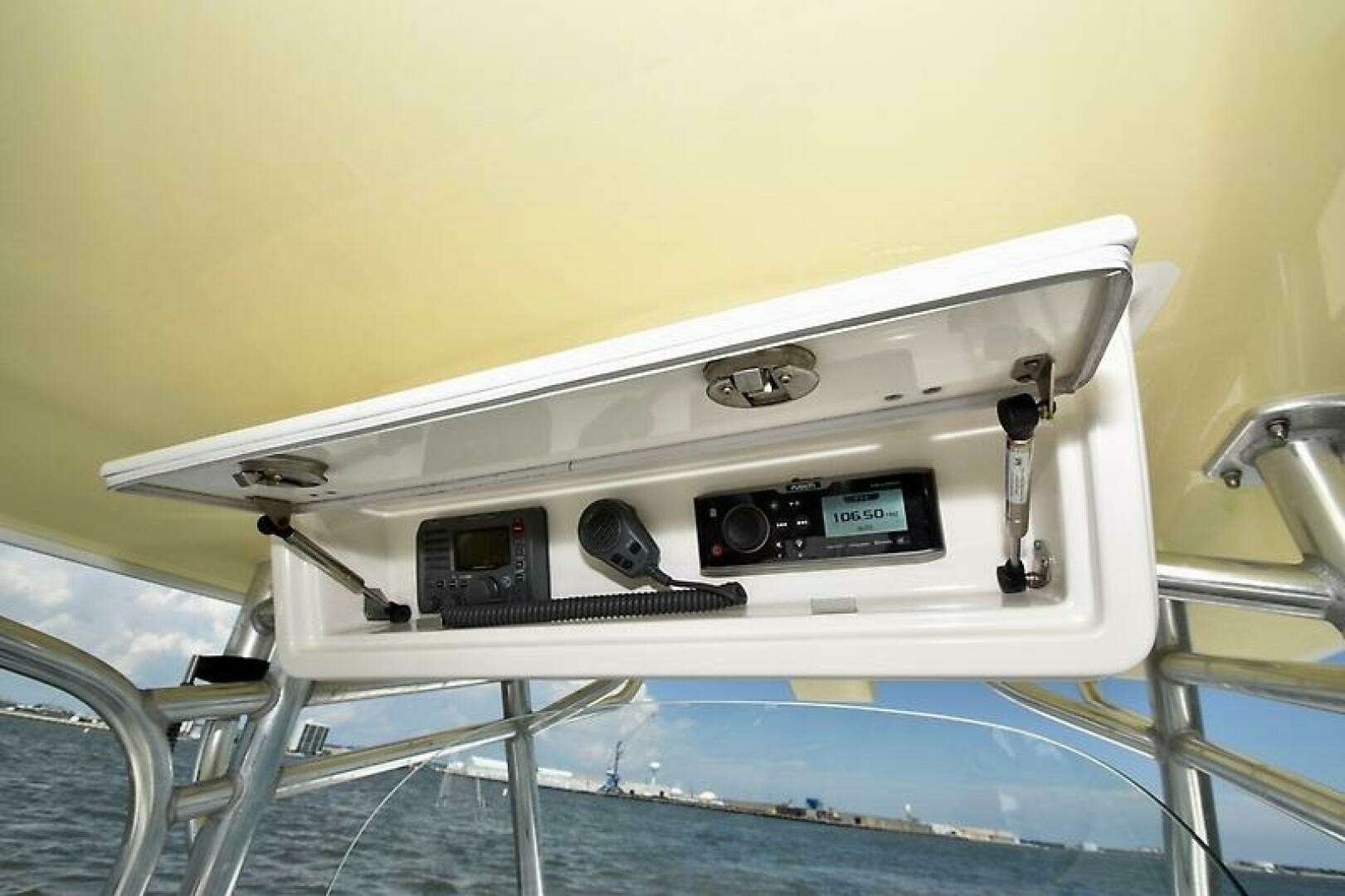 2013 Regulator 28 FS w/SeaKeeper Ride - Image 8