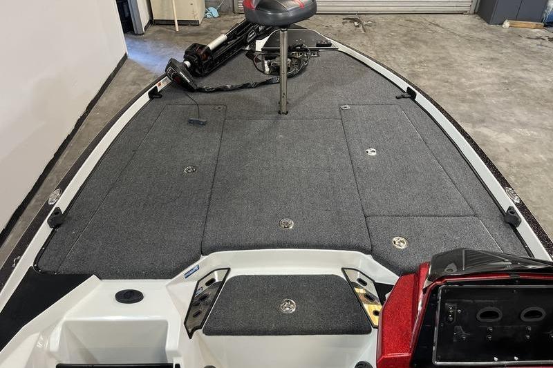 2022 Ranger Z520R boat interior with gray carpet and seating.