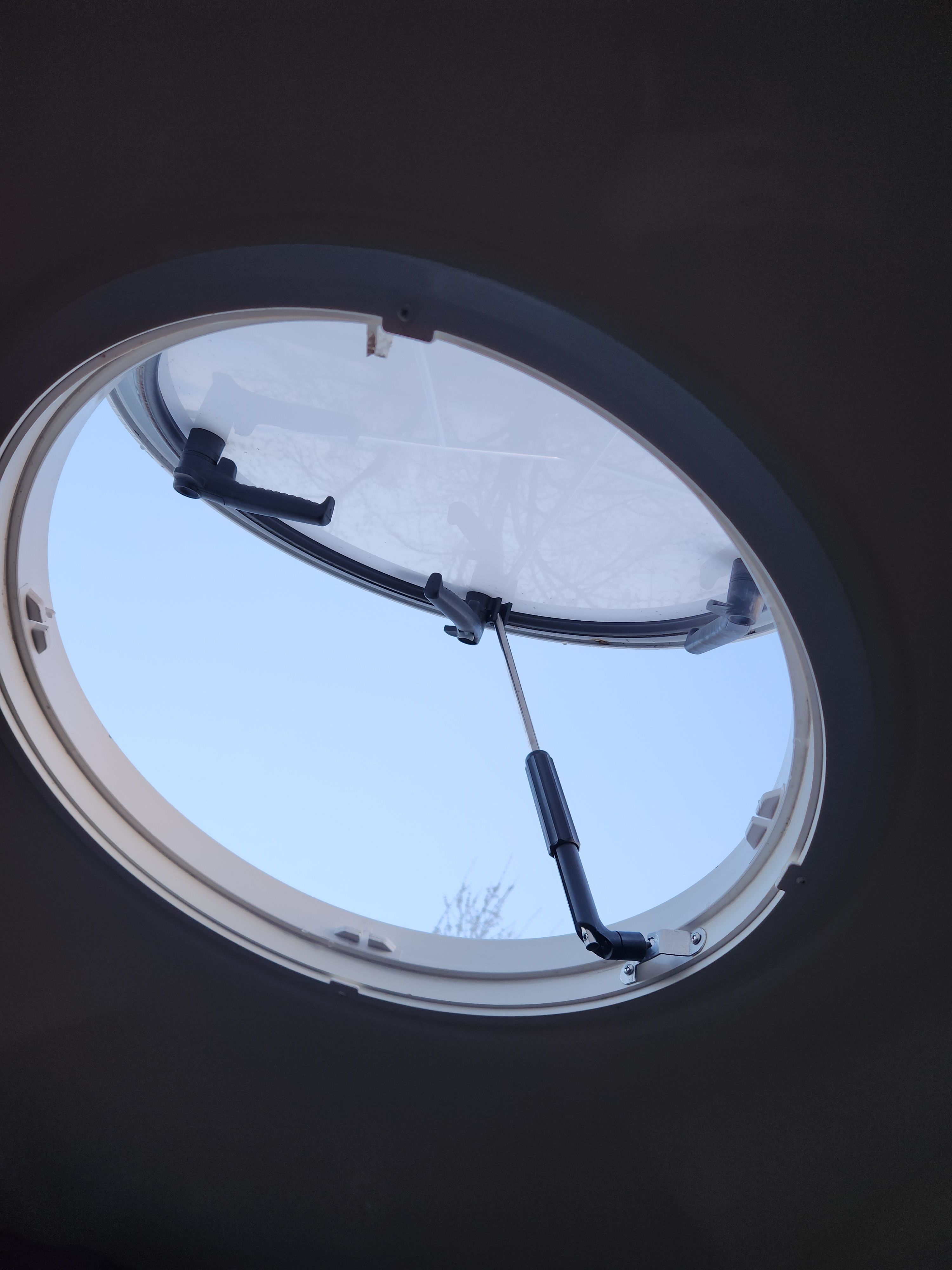 Round boat hatch on 2015 Monterey 268SSC.