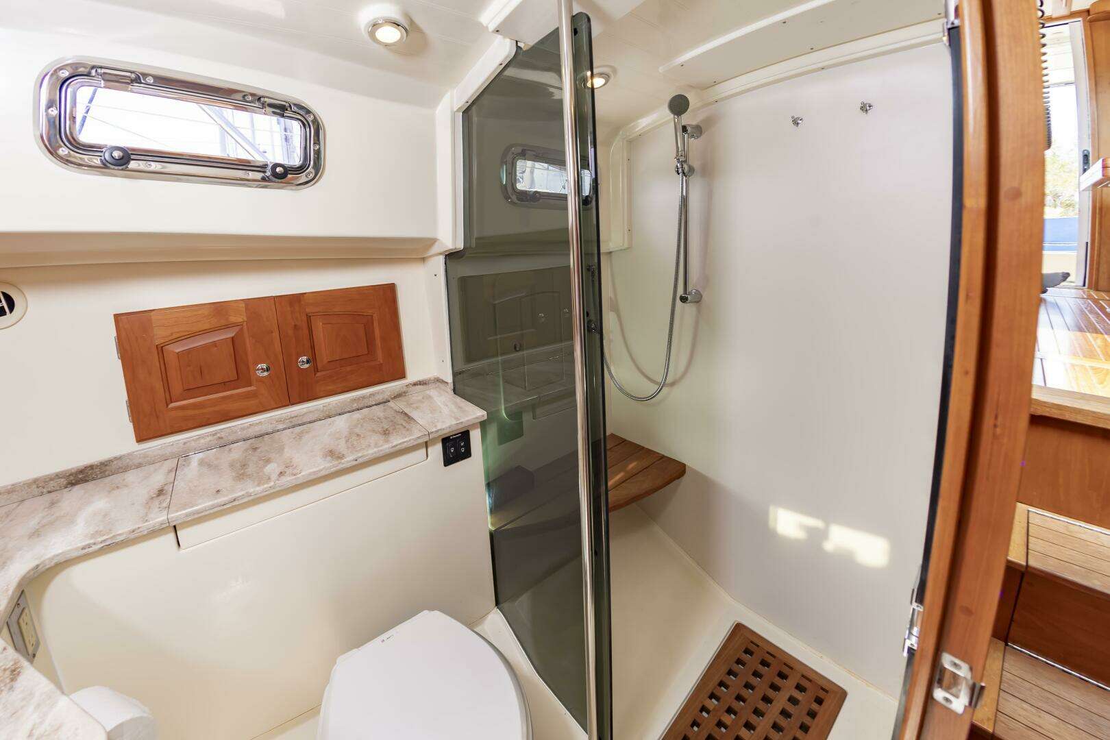 2018 Legacy 36 - Image 29