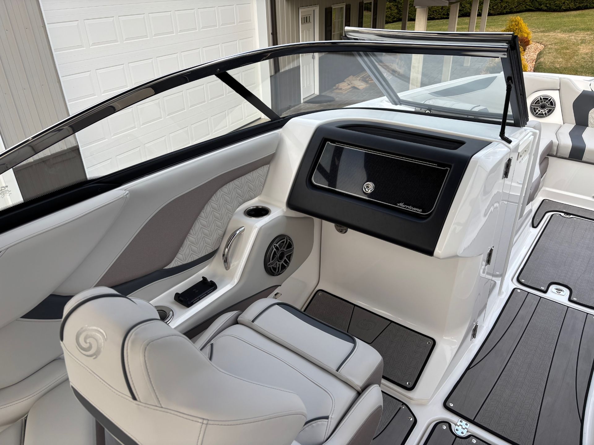 2025 Hurricane SunDeck 2600 OB - 10