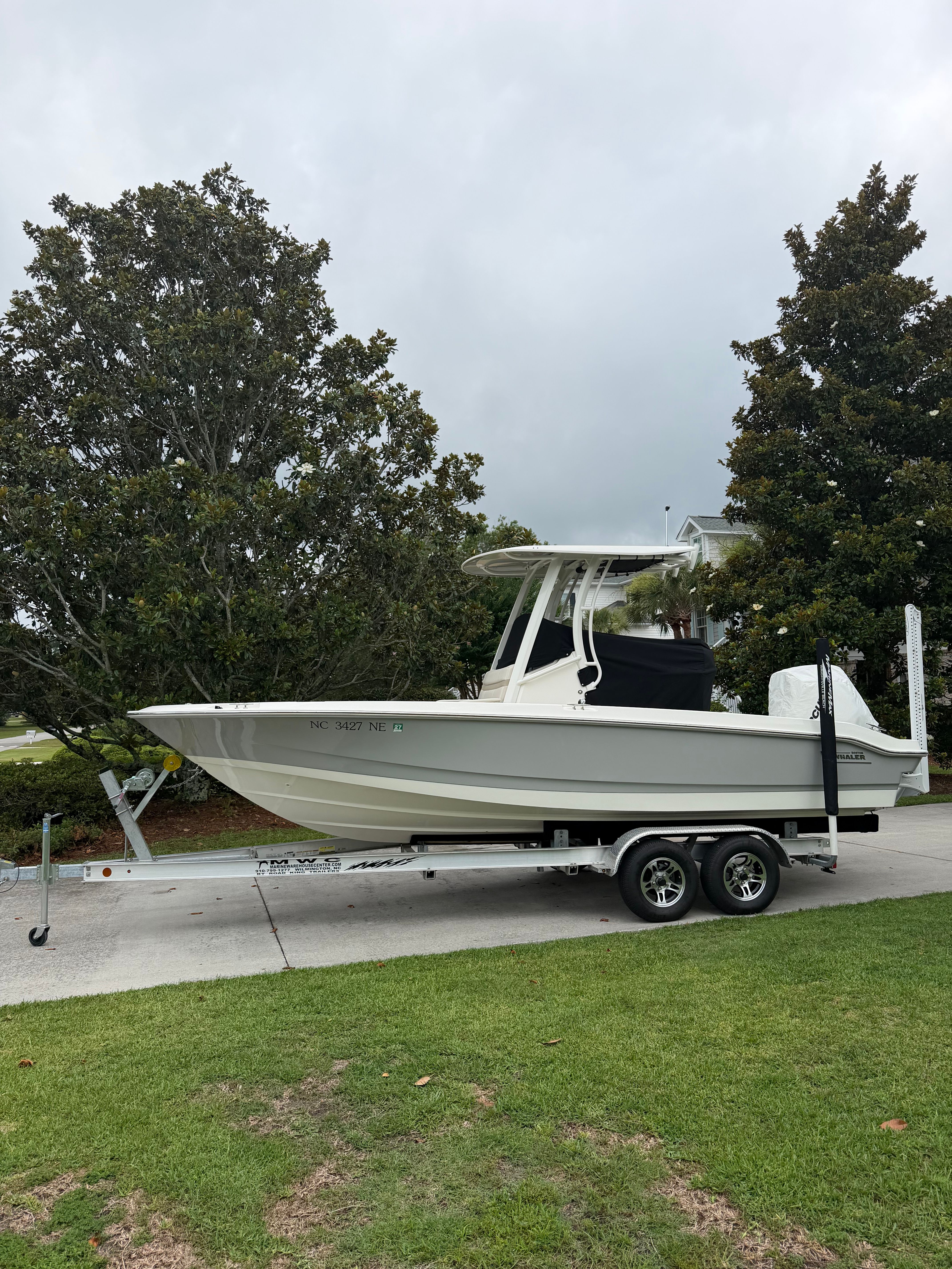 2025 Boston Whaler 220 Dauntless