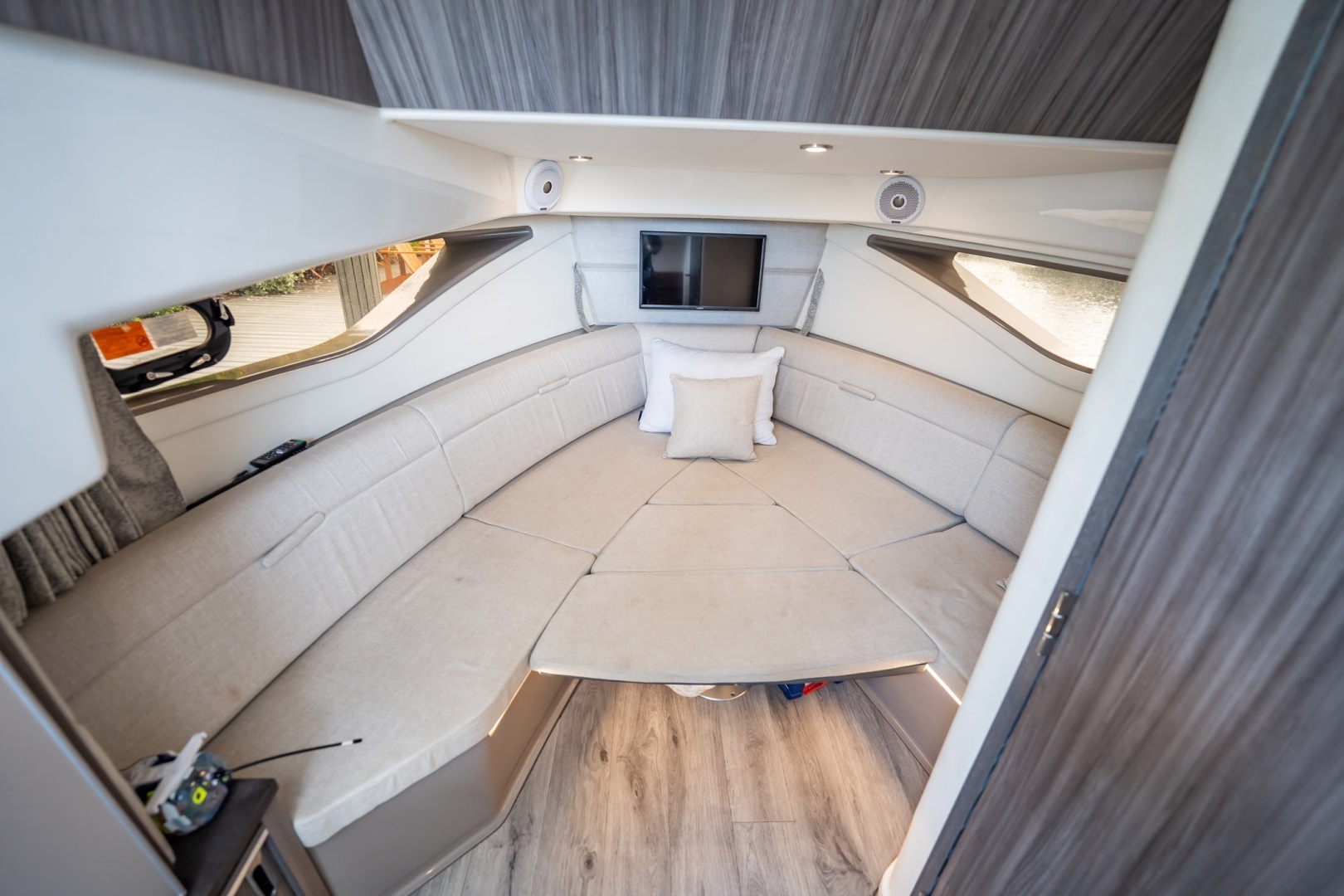 2021 Sea Ray Sundancer 320 Outboard - Image 31