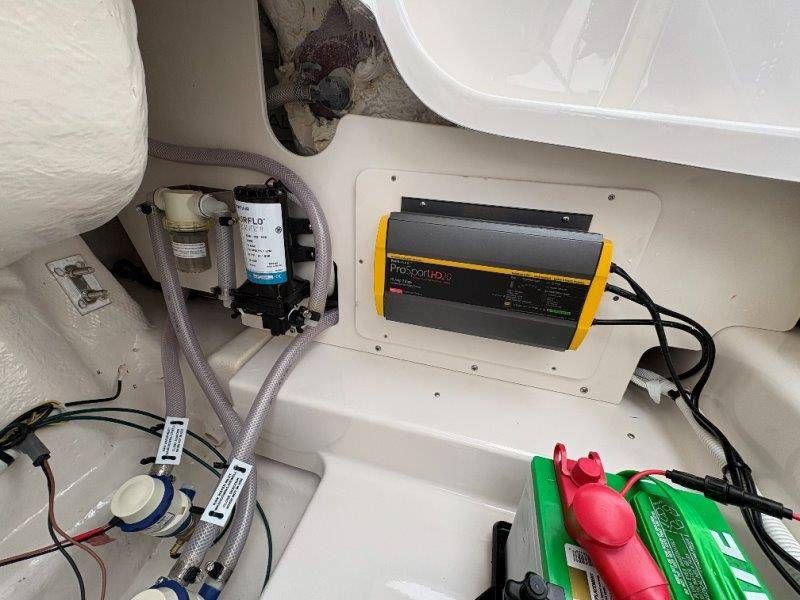 2026 Robalo 246 Cayman - 97