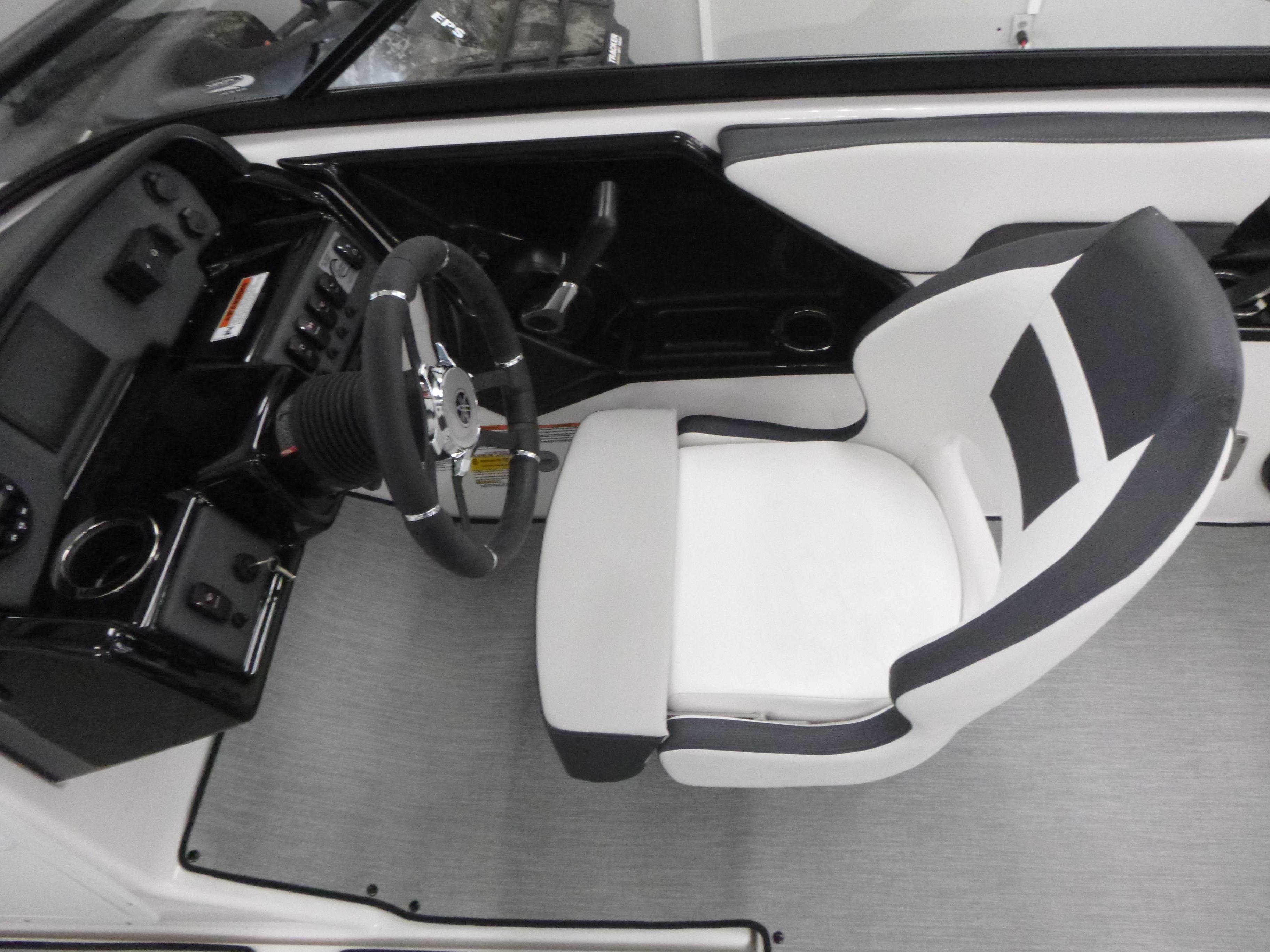 2025 Yamaha Boats AR195 cockpit with modern steering wheel and comfortable seating.