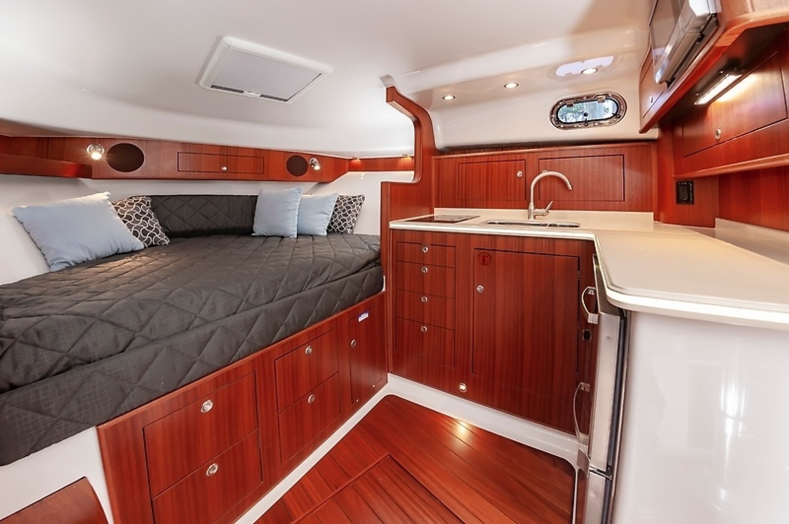 2015 Pursuit 385 OS - Image 24