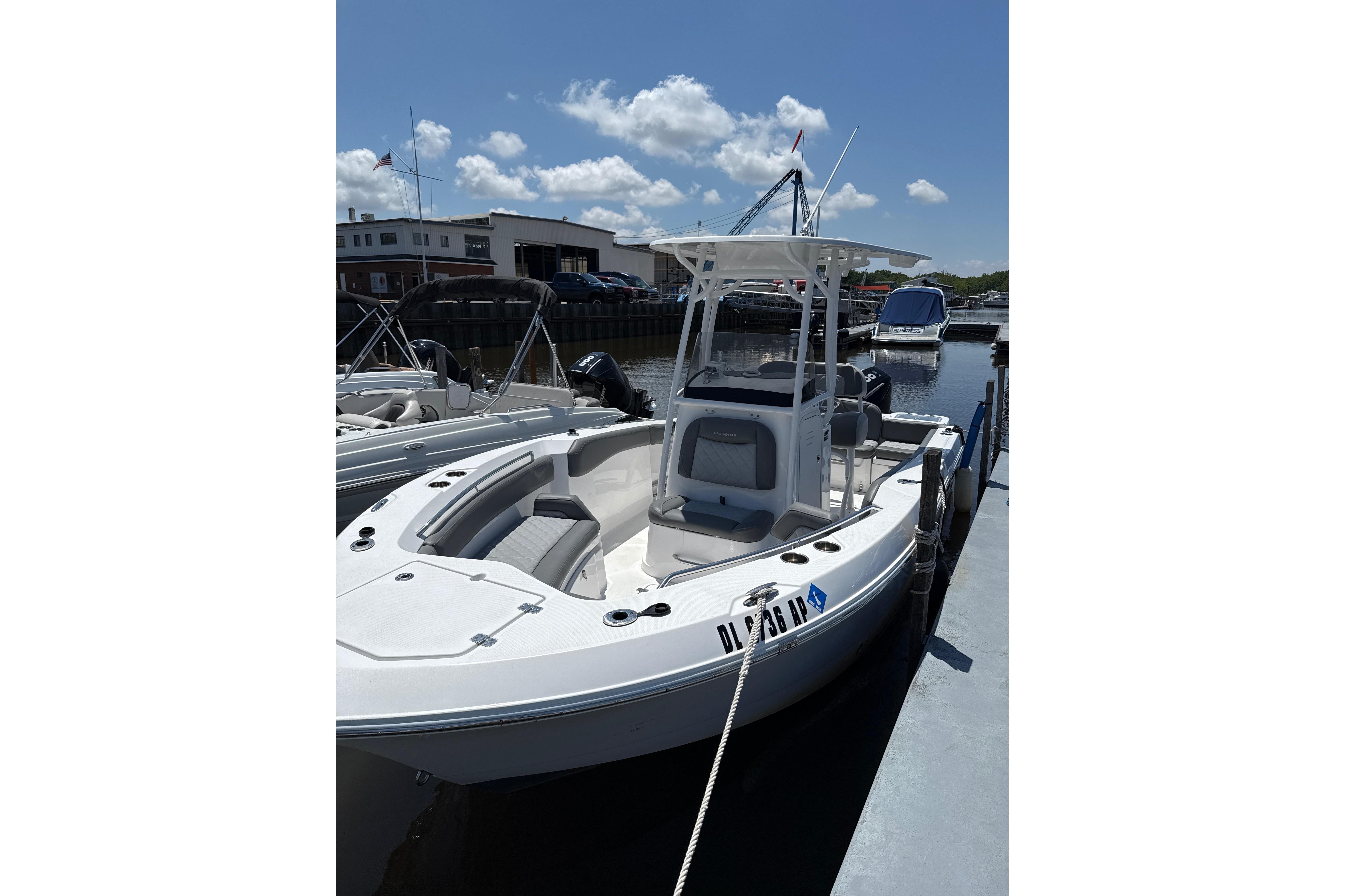 2024 NauticStar 222L Offshore