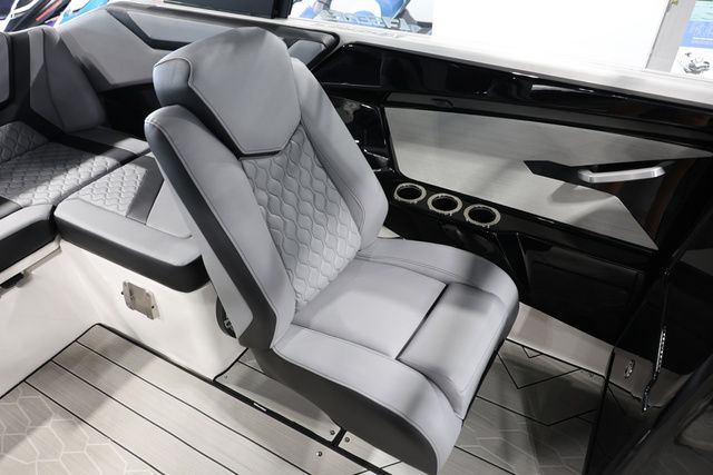2026 Yamaha Boats 222 XE BOTH COLORS AVAILABLE - 12