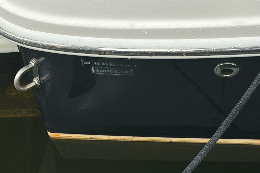 2014 Sea Ray 260 Sundeck boat hull with identification number visible.