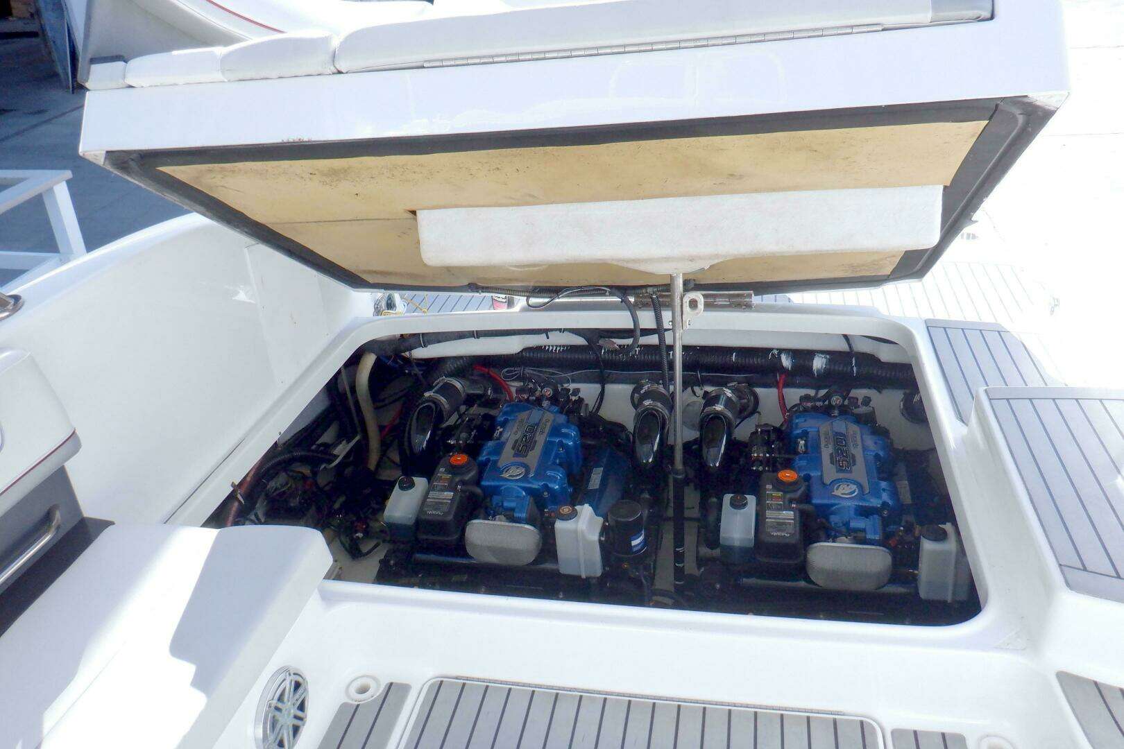 2015 Formula 350 Crossover Bowrider - Image 40