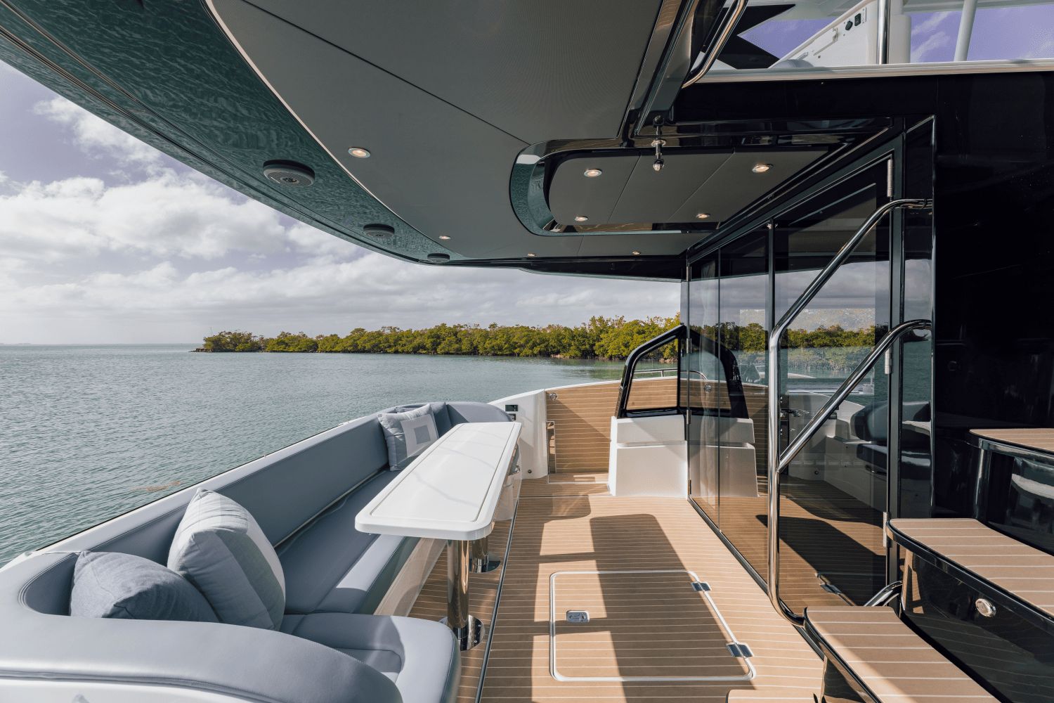 2027 Cruisers Yachts 57 Fly - 38
