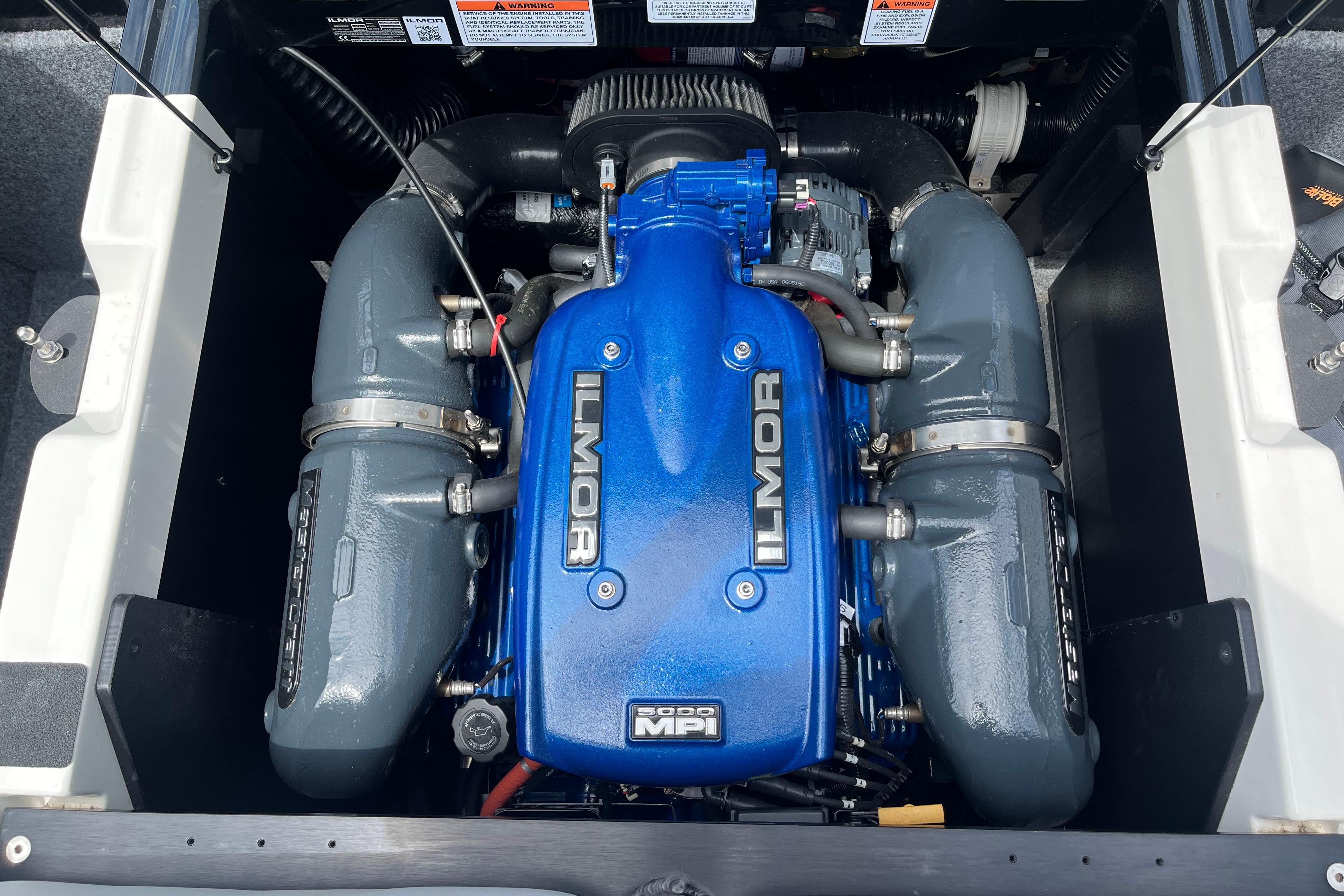 2019 MasterCraft XT20 engine, Ilmor 5000 MPI, blue and gray components.