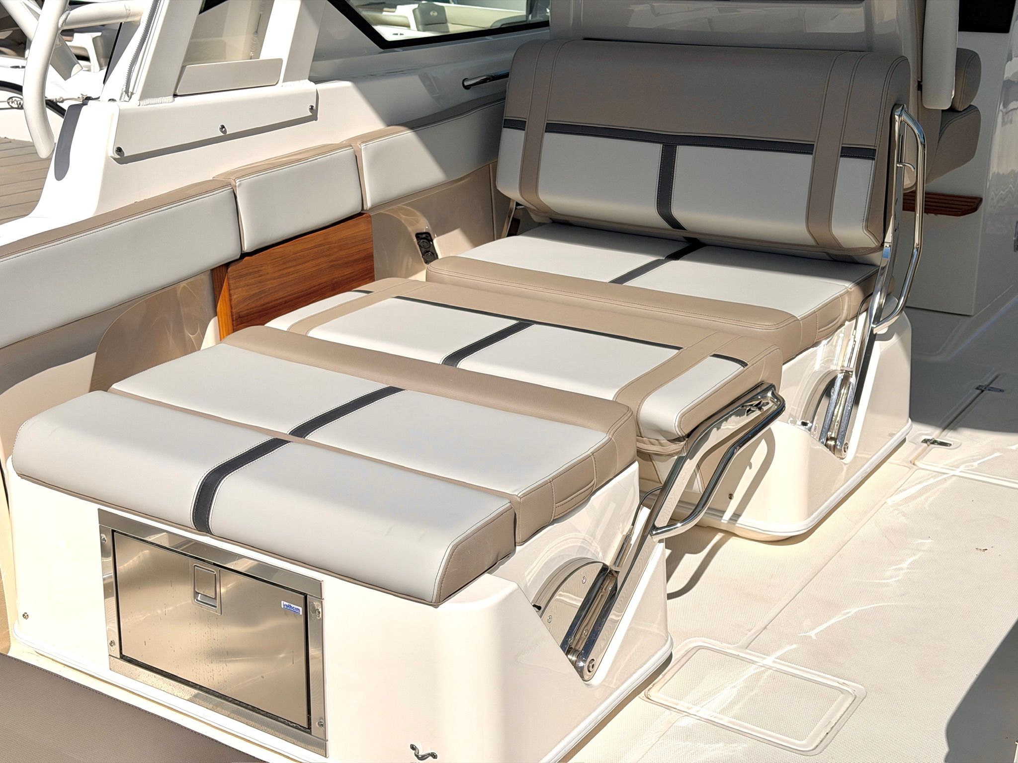 2026 Boston Whaler 330 Vantage - 21