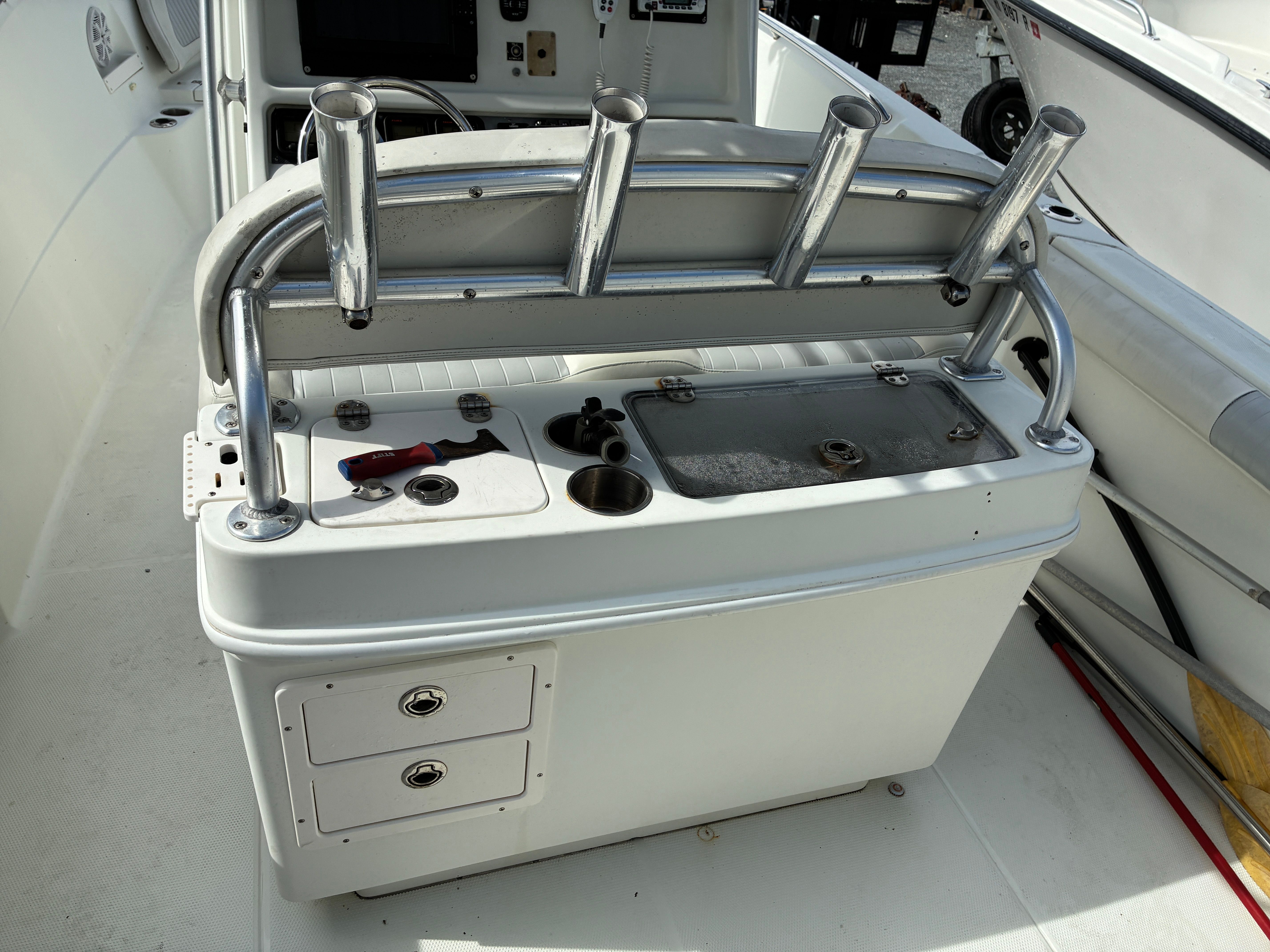 Sailfish 2660 boat console with fishing rod holders, year 2007.
