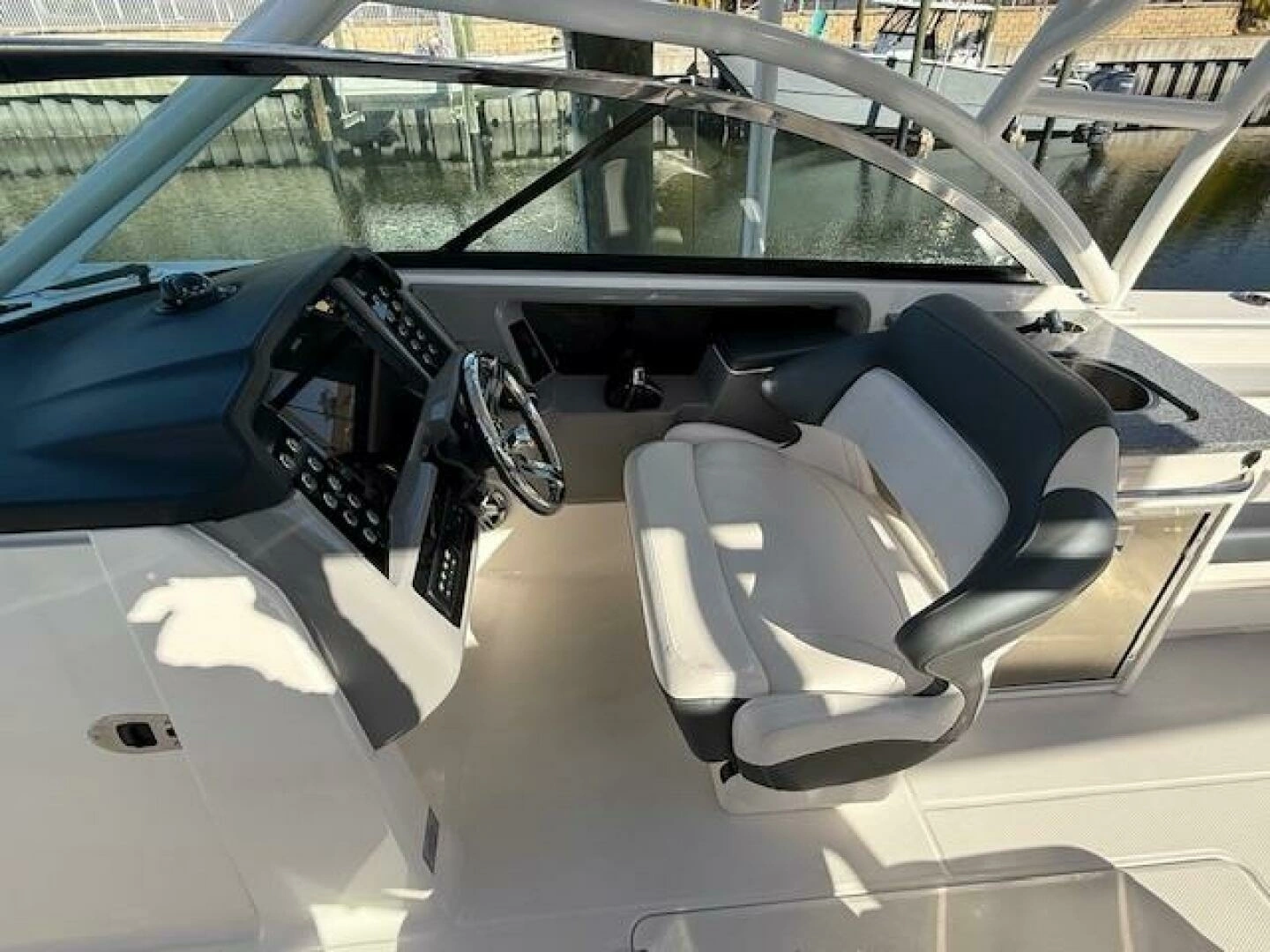 2021 Robalo R317 - Image 2