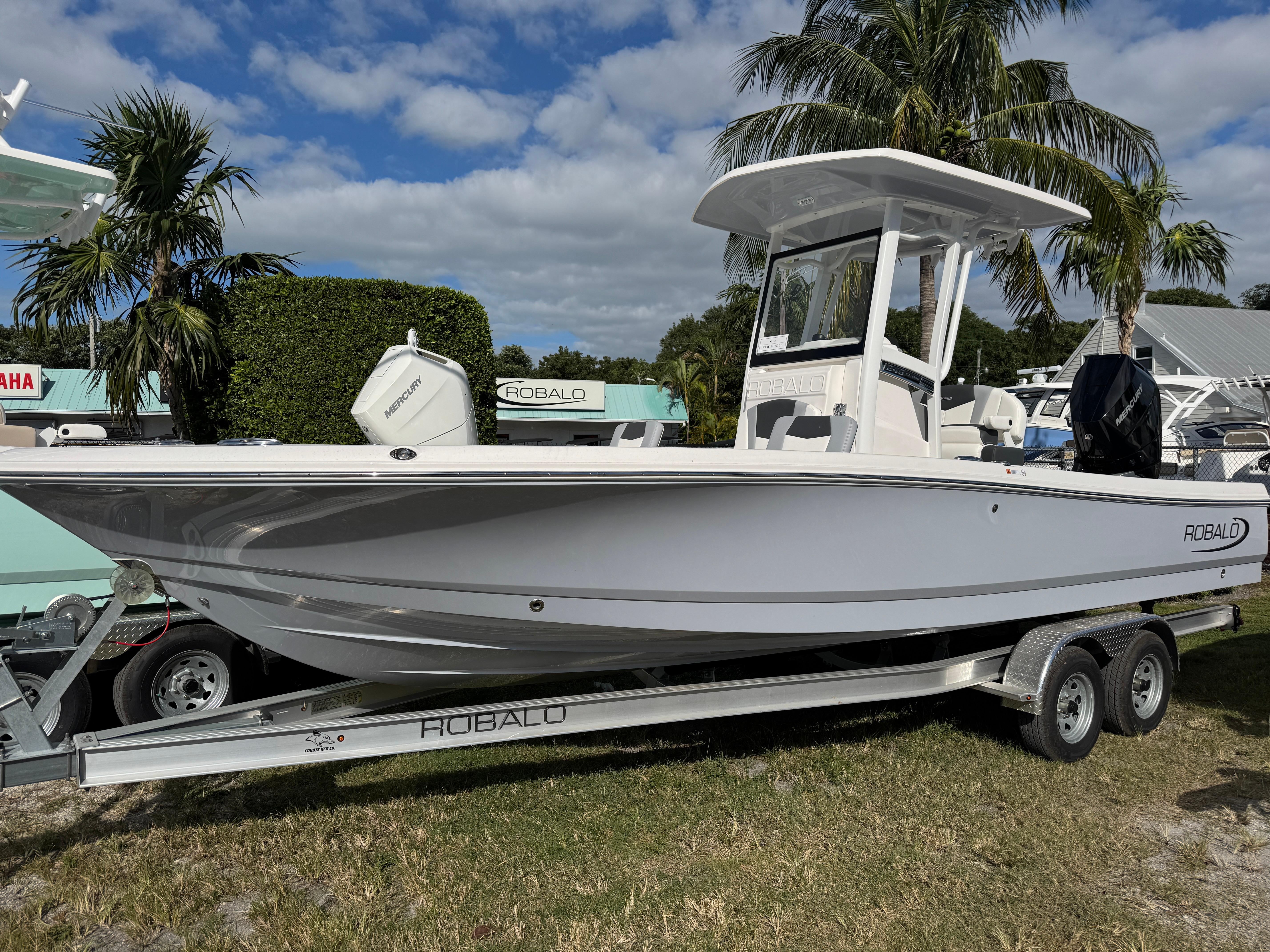 2024 Robalo 246 Cayman