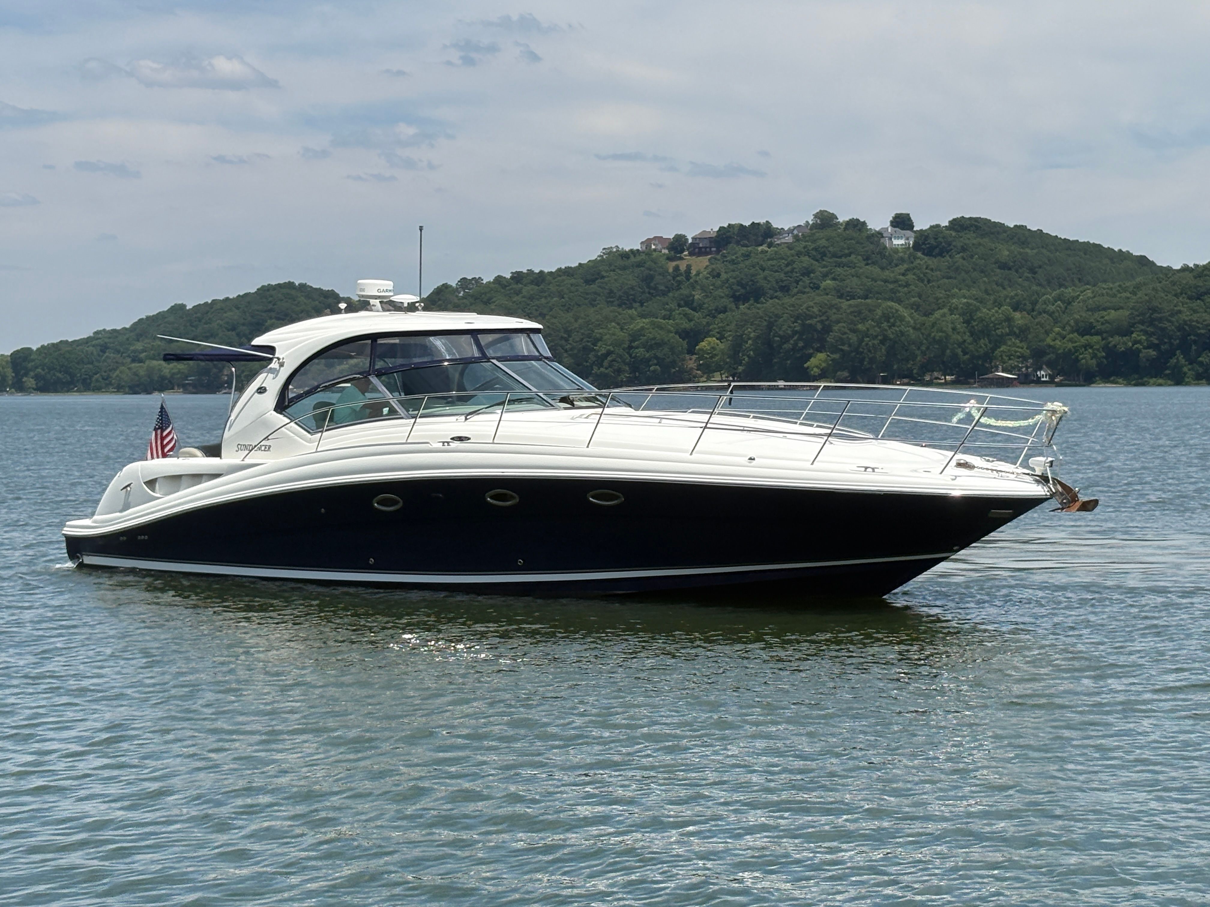 2005 Sea Ray 420 Sundancer on calm water.