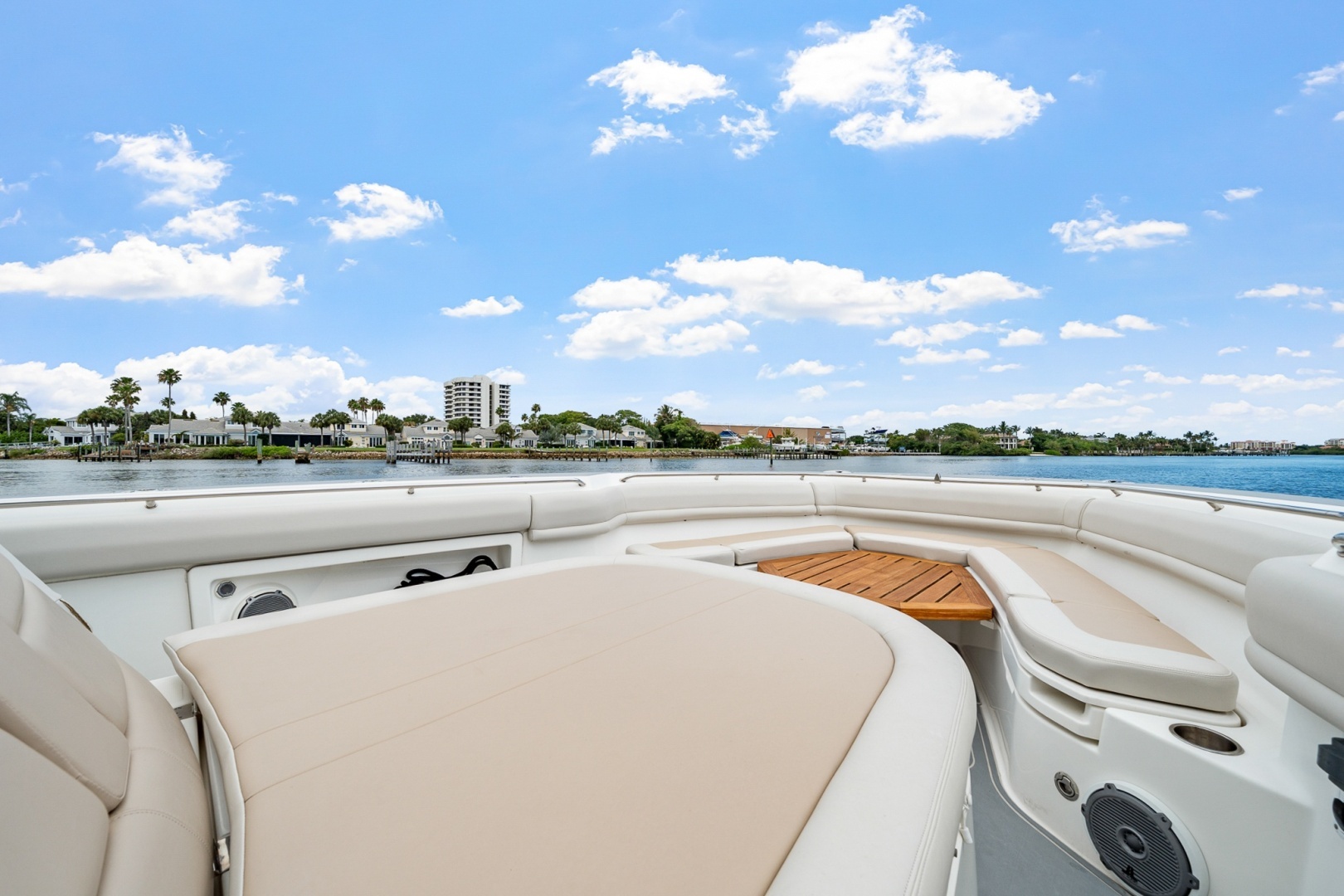 2018 Boston Whaler 380 Outrage - Image 9