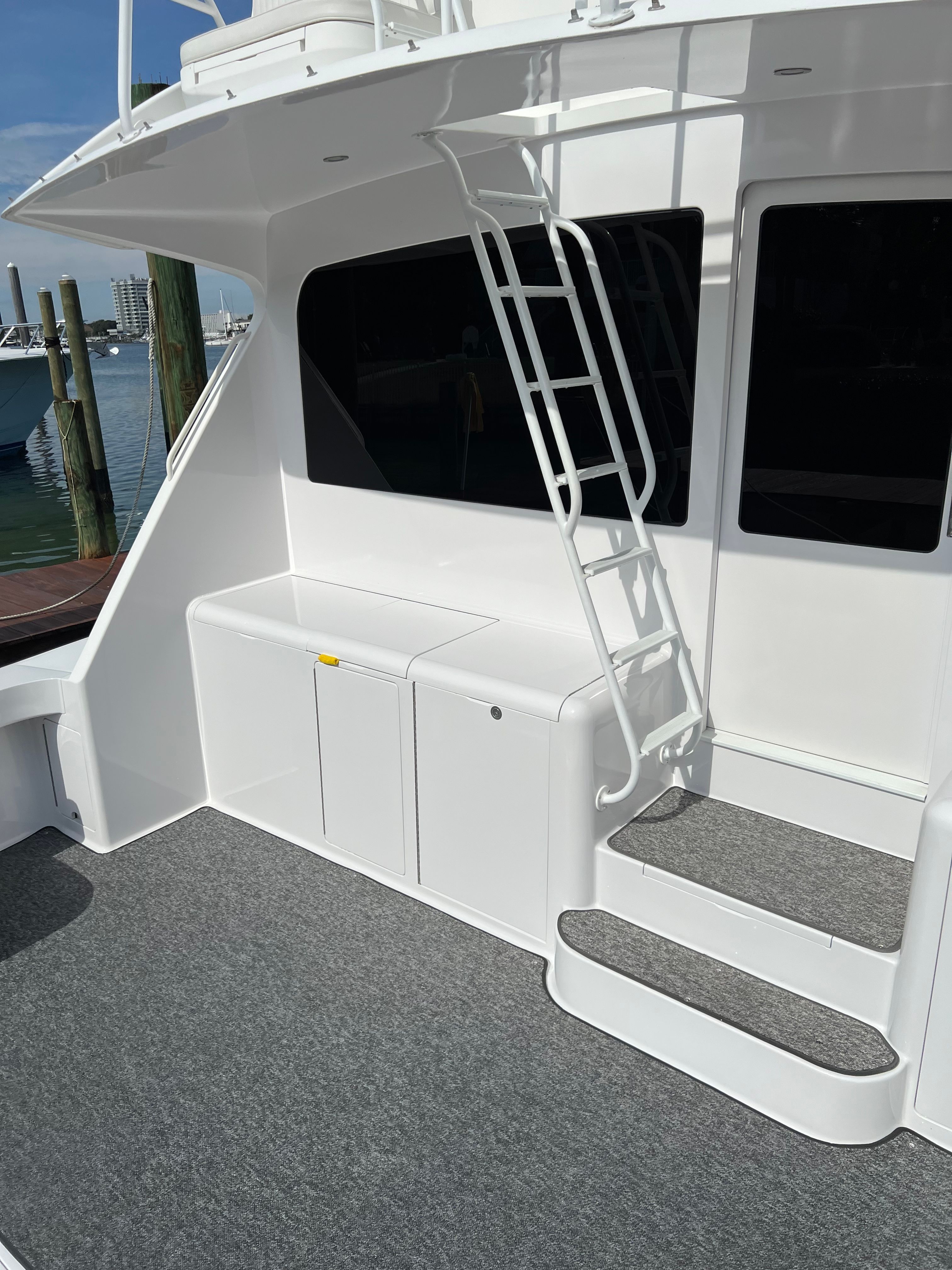 2002 Viking 61 Enclosed Bridge - 41