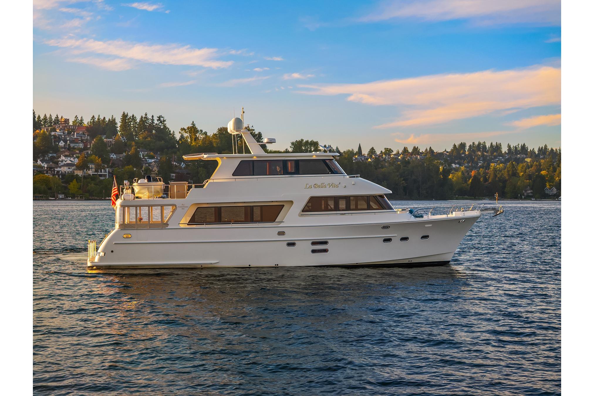 2014 Hampton 720 Skylounge LRC