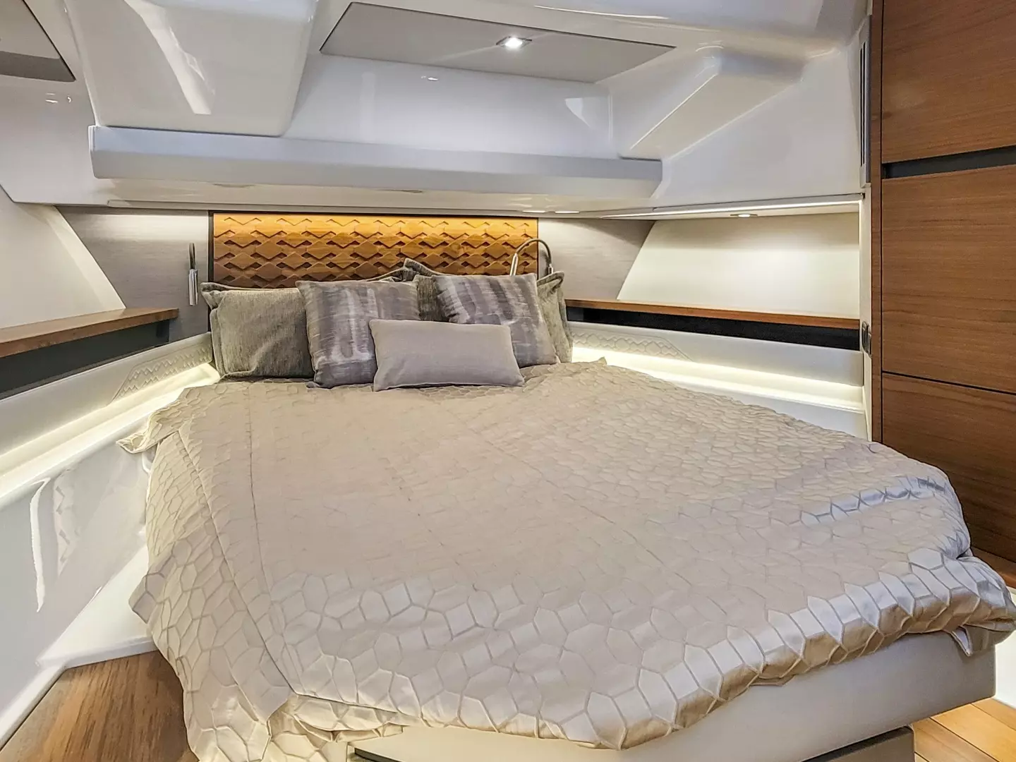2022 Tiara Yachts — - Image 22