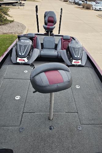 2017 Ranger Z520C fishing boat with dual seats and spacious deck.