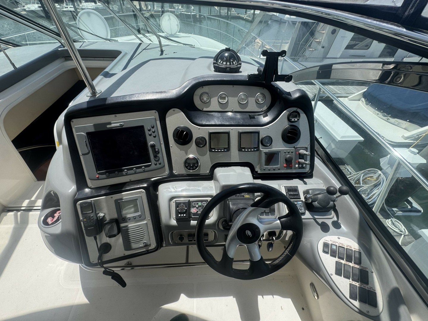 2006 Cruisers Yachts 520 Express - Image 15