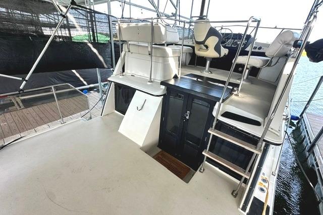 1989 Carver 32 Aft Cabin Motor Yacht with upper deck seating and helm station.