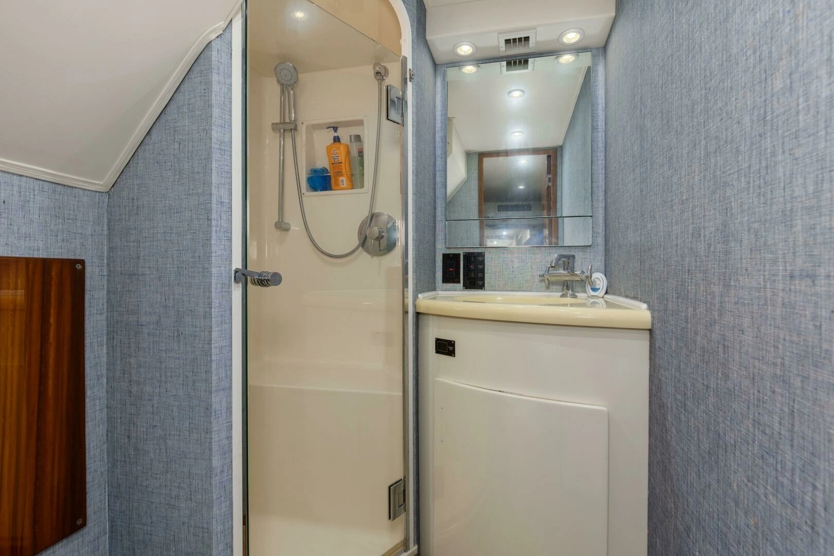 2001 Viking 65 Enclosed Bridge - Image 26