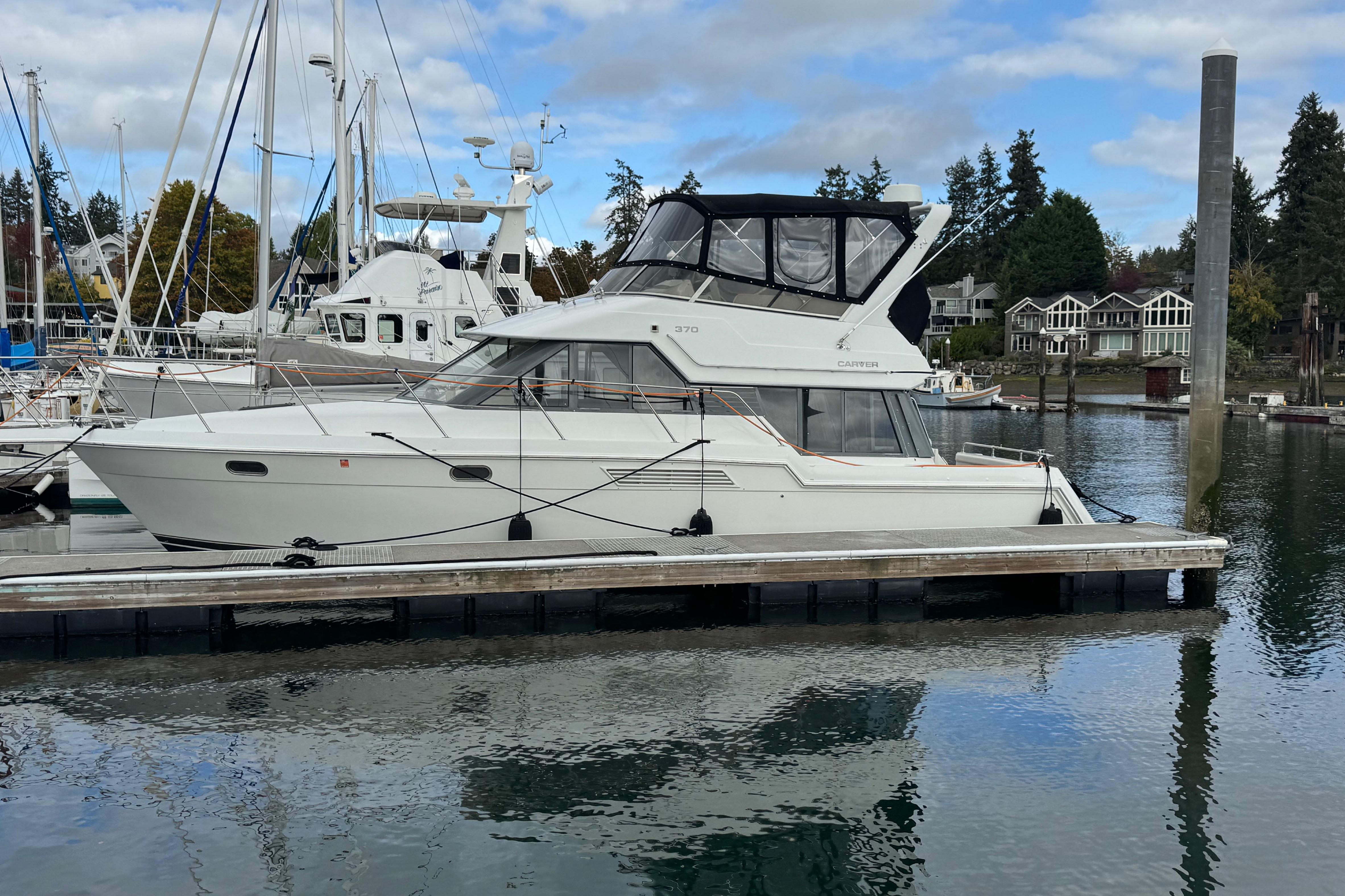 1996 Carver 370 Voyager