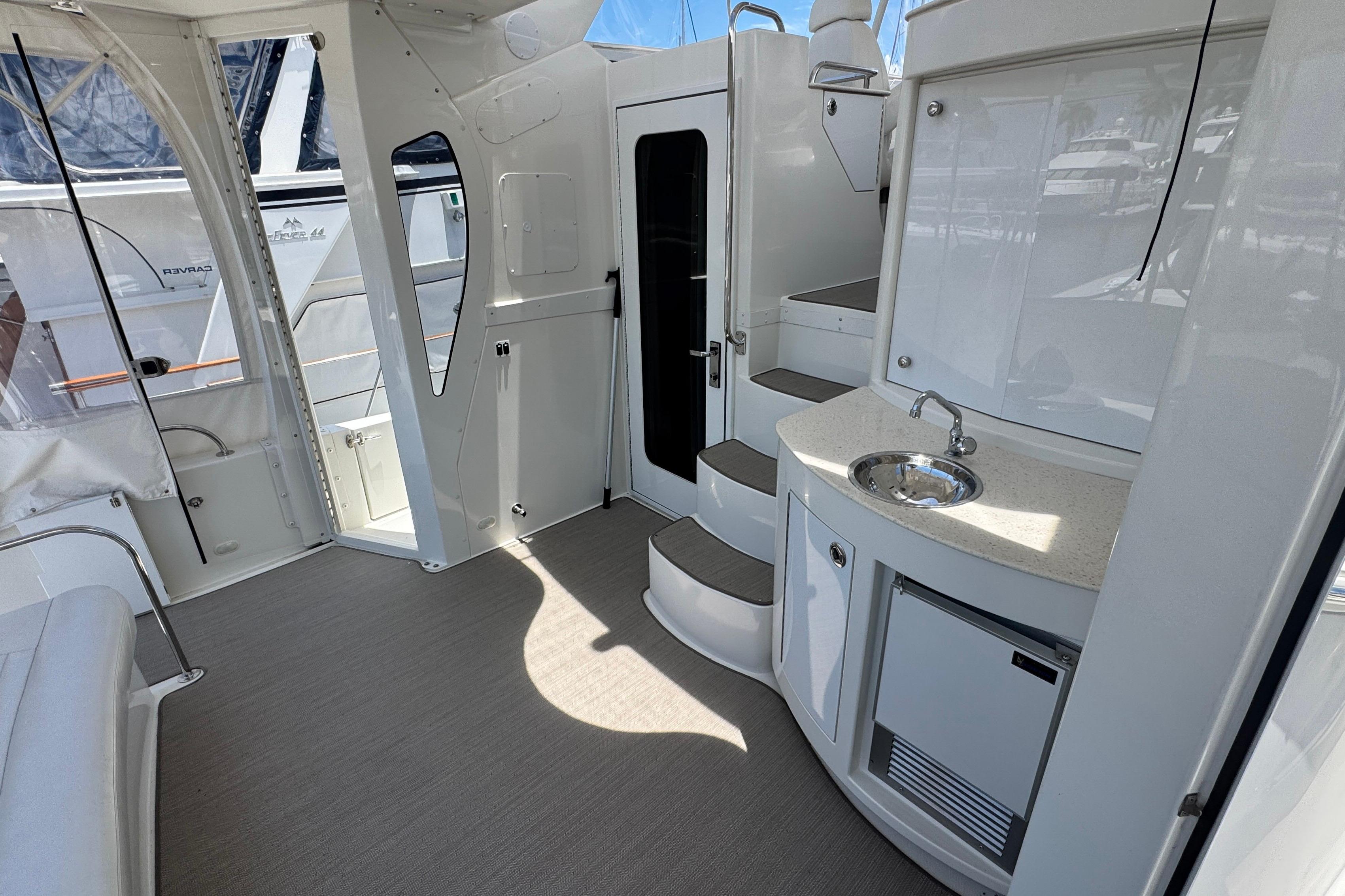 2007 Carver 47 Motor Yacht Aft Sun Deck
